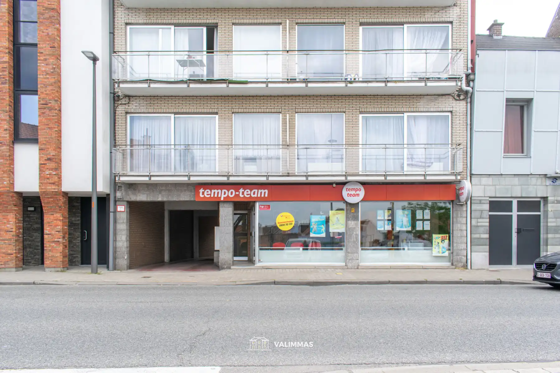 Commercieel gelegen gelijkvloerse kantoor- of handelsruimte  foto {{pictureIndex}}