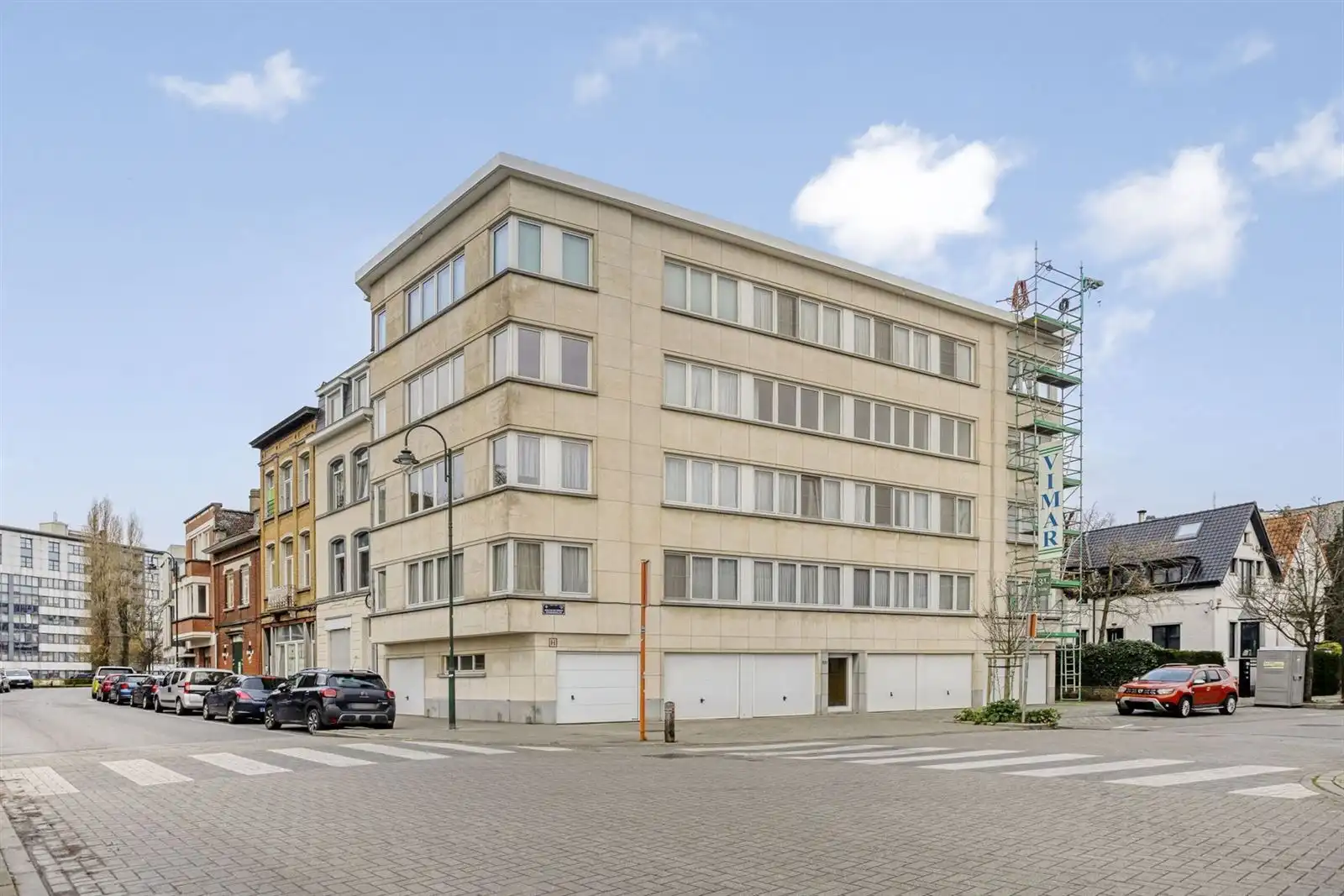 Gerenoveerd appartement met 1 slaapkamer en garage foto {{pictureIndex}}