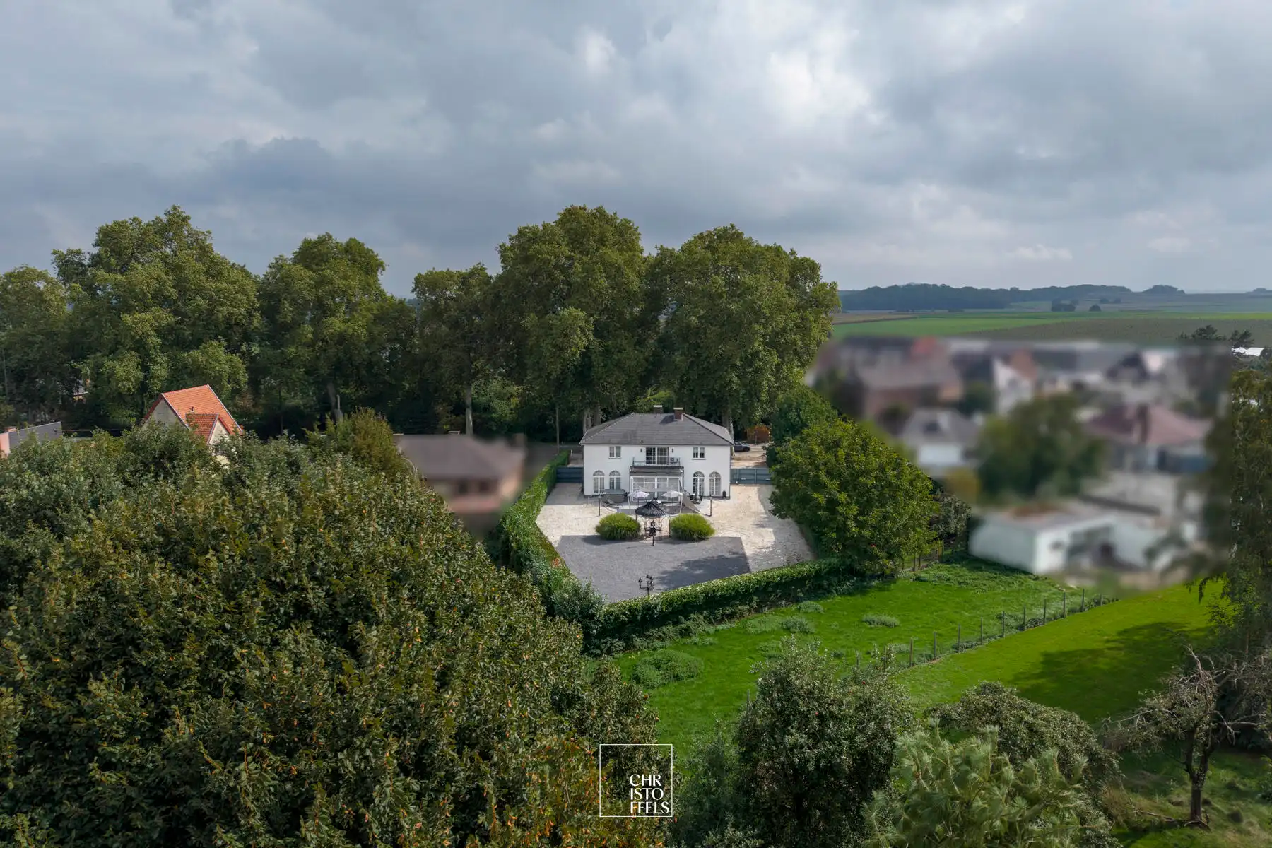 Tijdloze villa van 422 m² met uitzonderlijke ruimte en mogelijkheden nabij Maastricht! foto 2