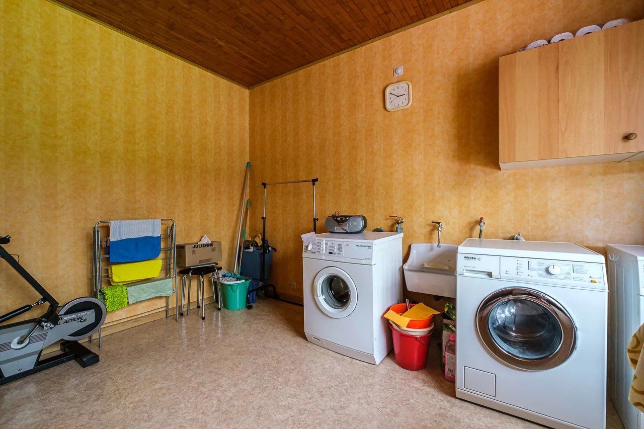 Ruime, op te knappen villa met handelsruimte foto 21