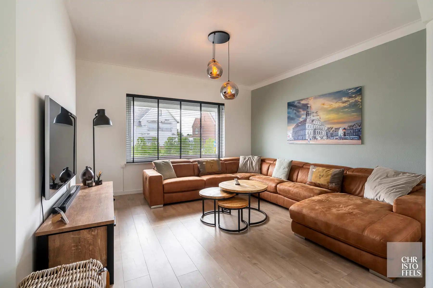 Uitzonderlijk ruime (440m²!) en volledig gerenoveerde woning met commerciële topligging en tal van mogelijkheden in Lanaken! foto 12