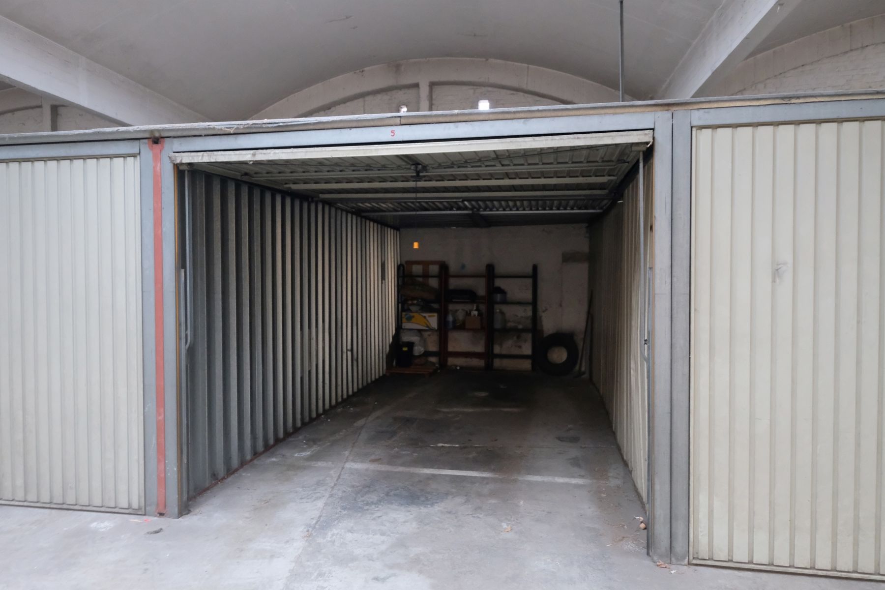 Ruime afgesloten garagebox in apart gebouw foto 3