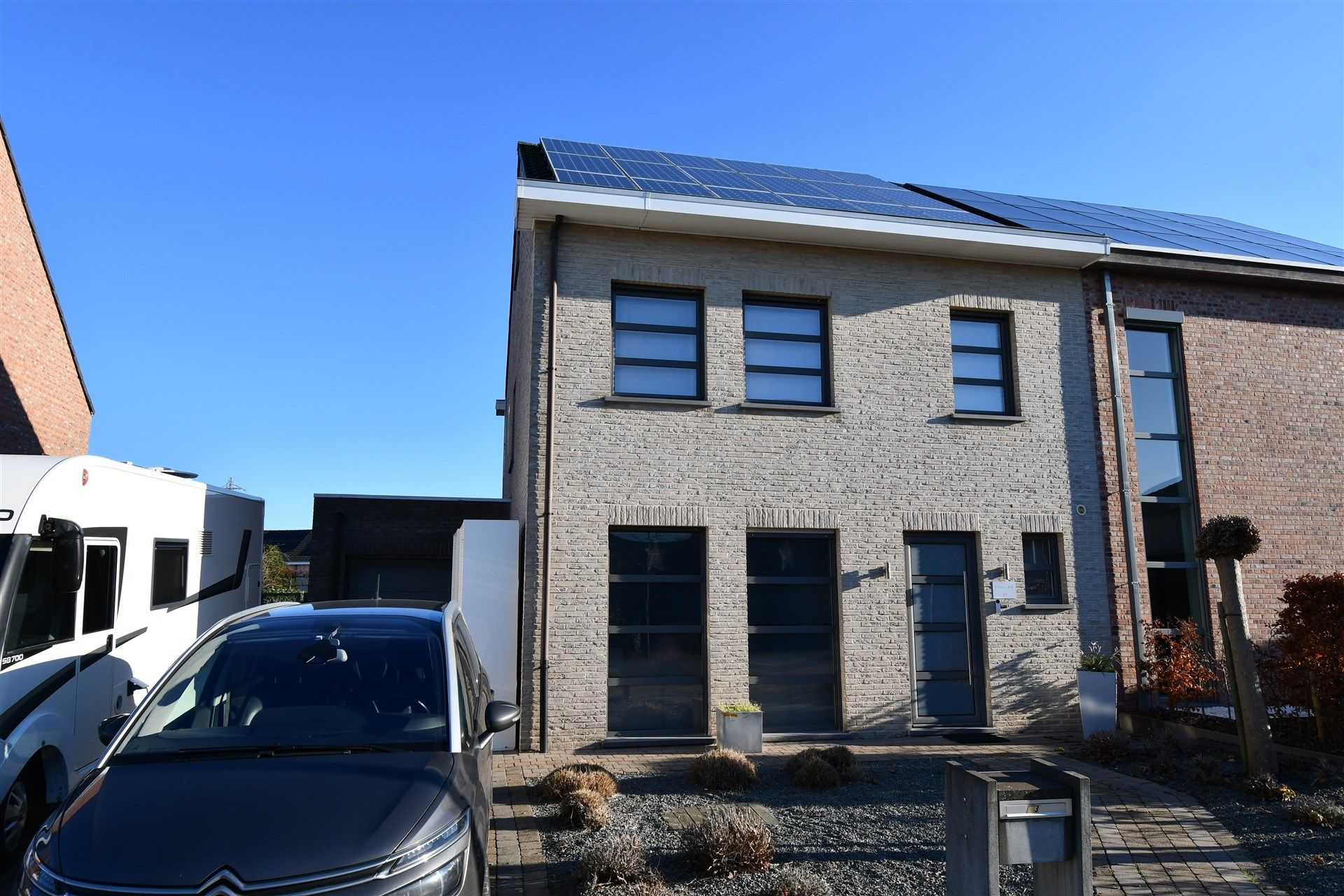 recente halfopen bebouwing met 4 slaapkamers te Temse foto {{pictureIndex}}