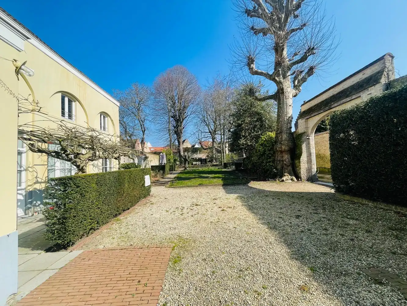 Brugge,aan de SINT-ANNAREI , DUBBEL APPARTEMENT( 250m²)  in een herenhuis  vooraan zicht op de Sint-Annarei, achteraan zicht op een grote gemeenschappelijke tuin,2  livings, 2 keukens, 4 slaapkamers, 2 badkamers. foto 32