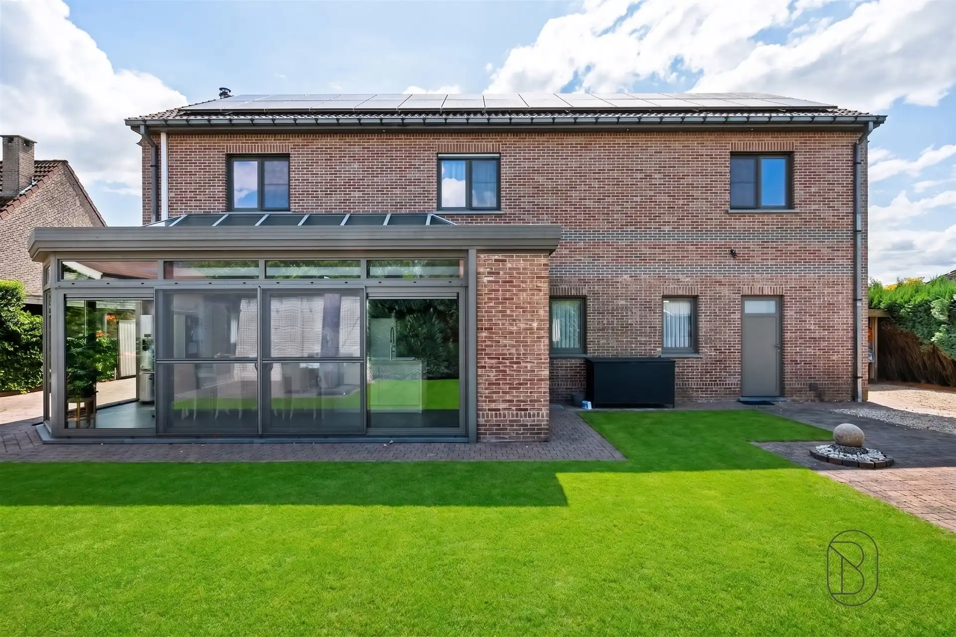 Ruime gezinswoning met 5 slaapkamers, veranda en tuin! foto 2