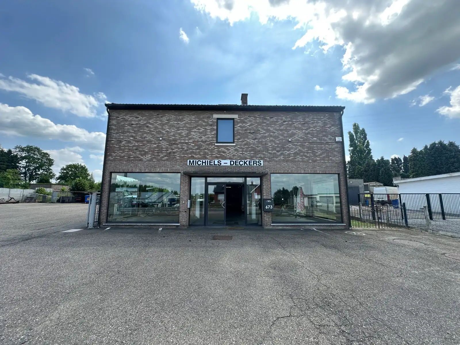 Handelspand met woonst, showroom, loods en parking foto 5