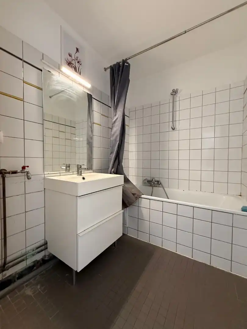 Een op te frissen appartement van ca. 75m² met oa. 2 slaapkamers foto 4