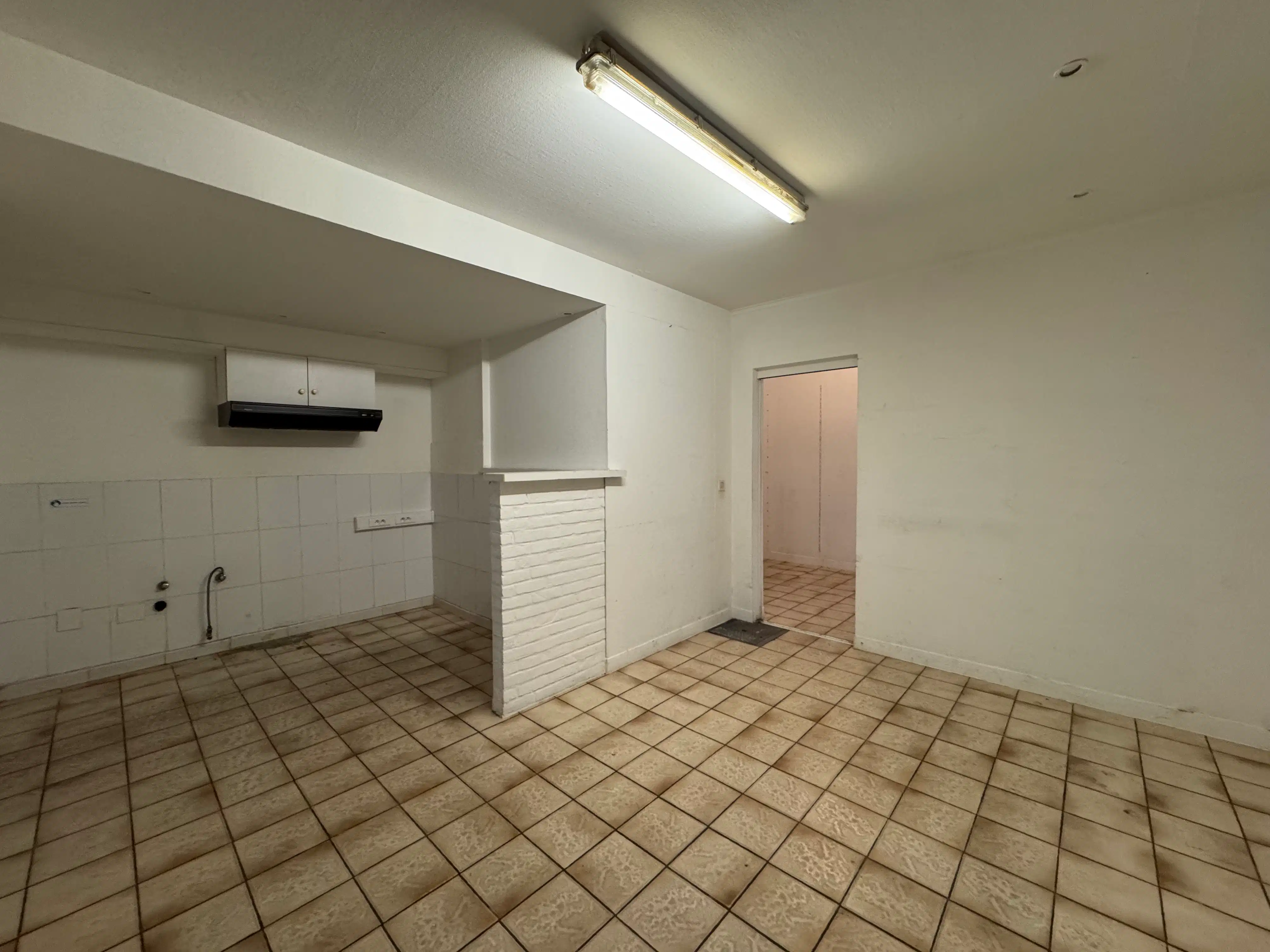 Handelsgelijkvloers 60m² aan drukke invalsweg Oostende foto 5