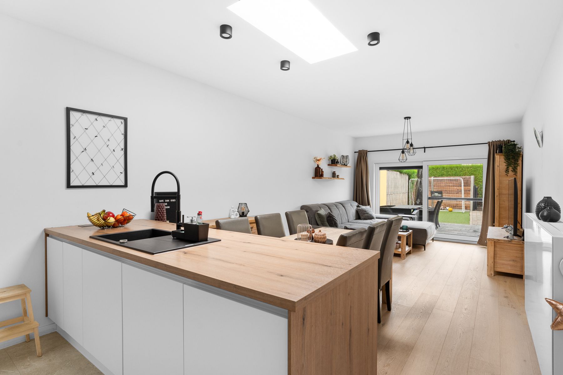 Hoogwaardig gerenoveerde woning met doordacht wooncomfort! foto 2