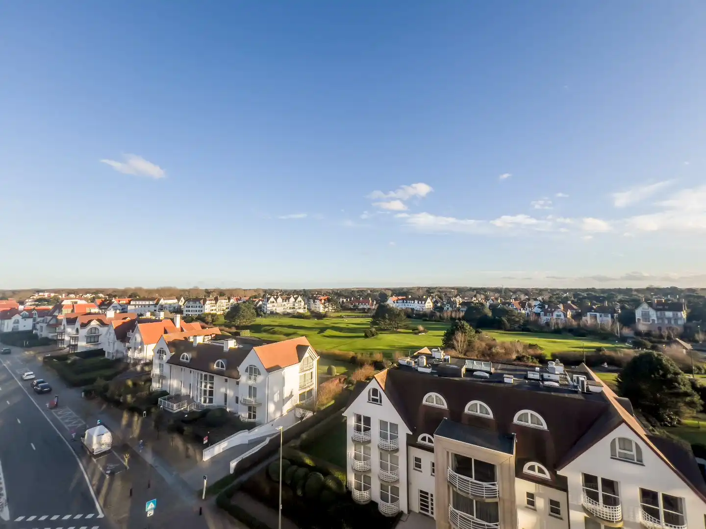 Heel mooi vernieuwd duplexdakapp. met een prachtig zonneterras gelegen op de Kustlaan in hartje Zoute. foto 10