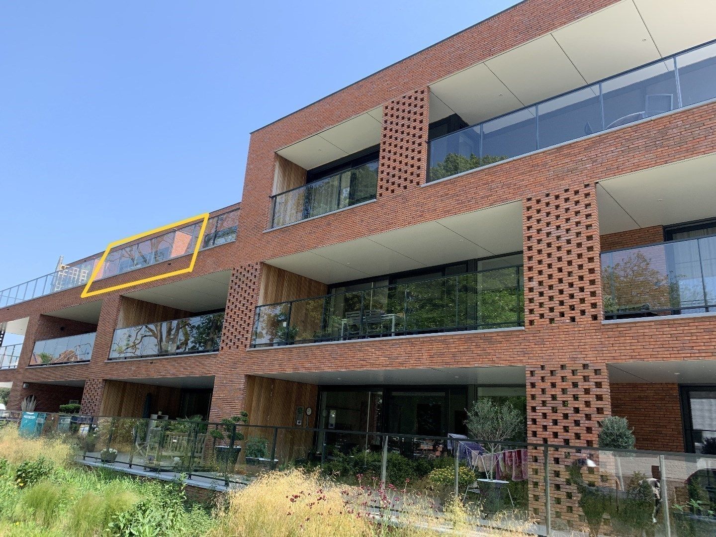 1-slpk app met terrassen en parkeerplaats foto 2