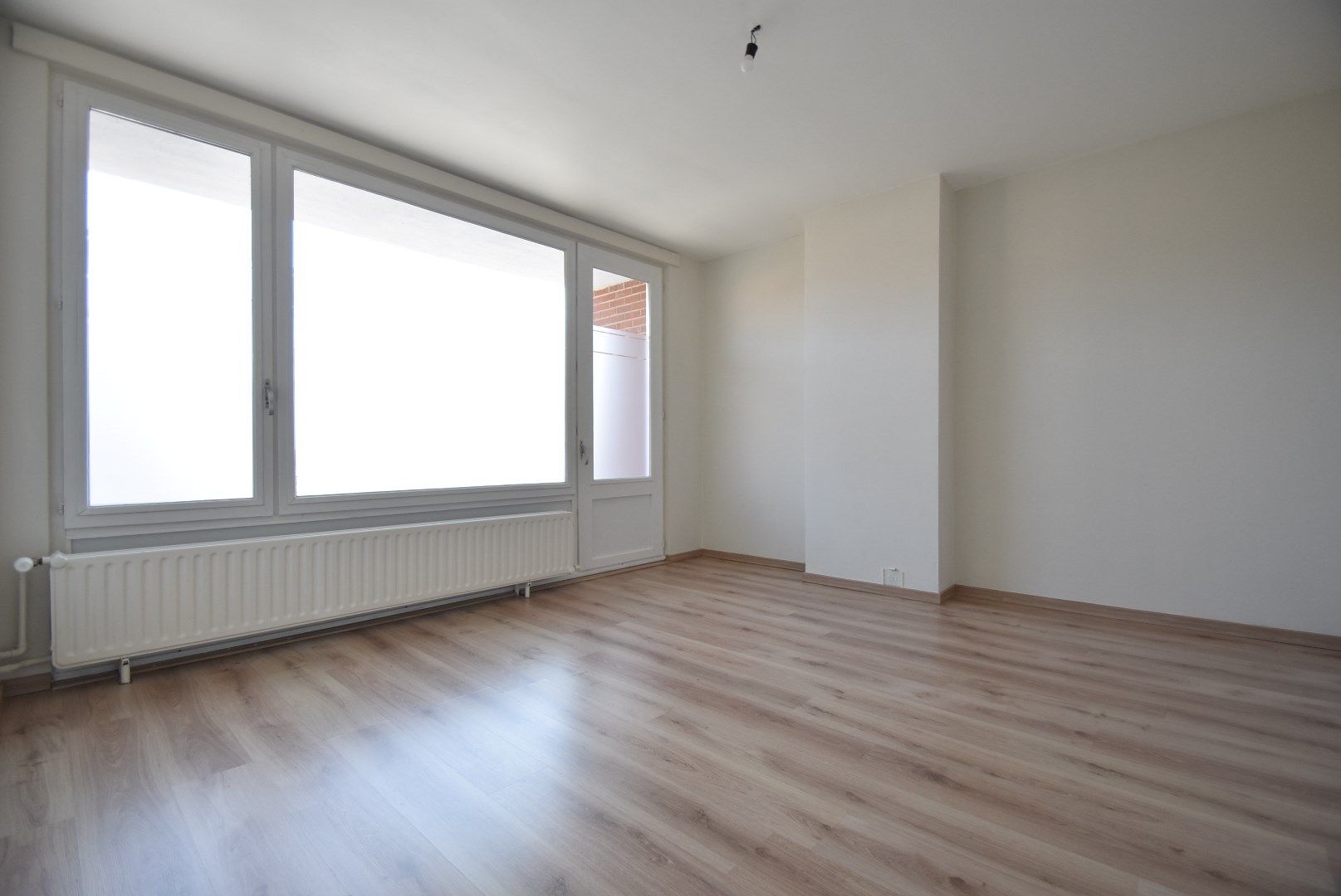 * * WACHTLIJST VOLZET * * Zeer grondig en geslaagd gerenoveerde woning met terras en dubbele autostandplaats foto 22