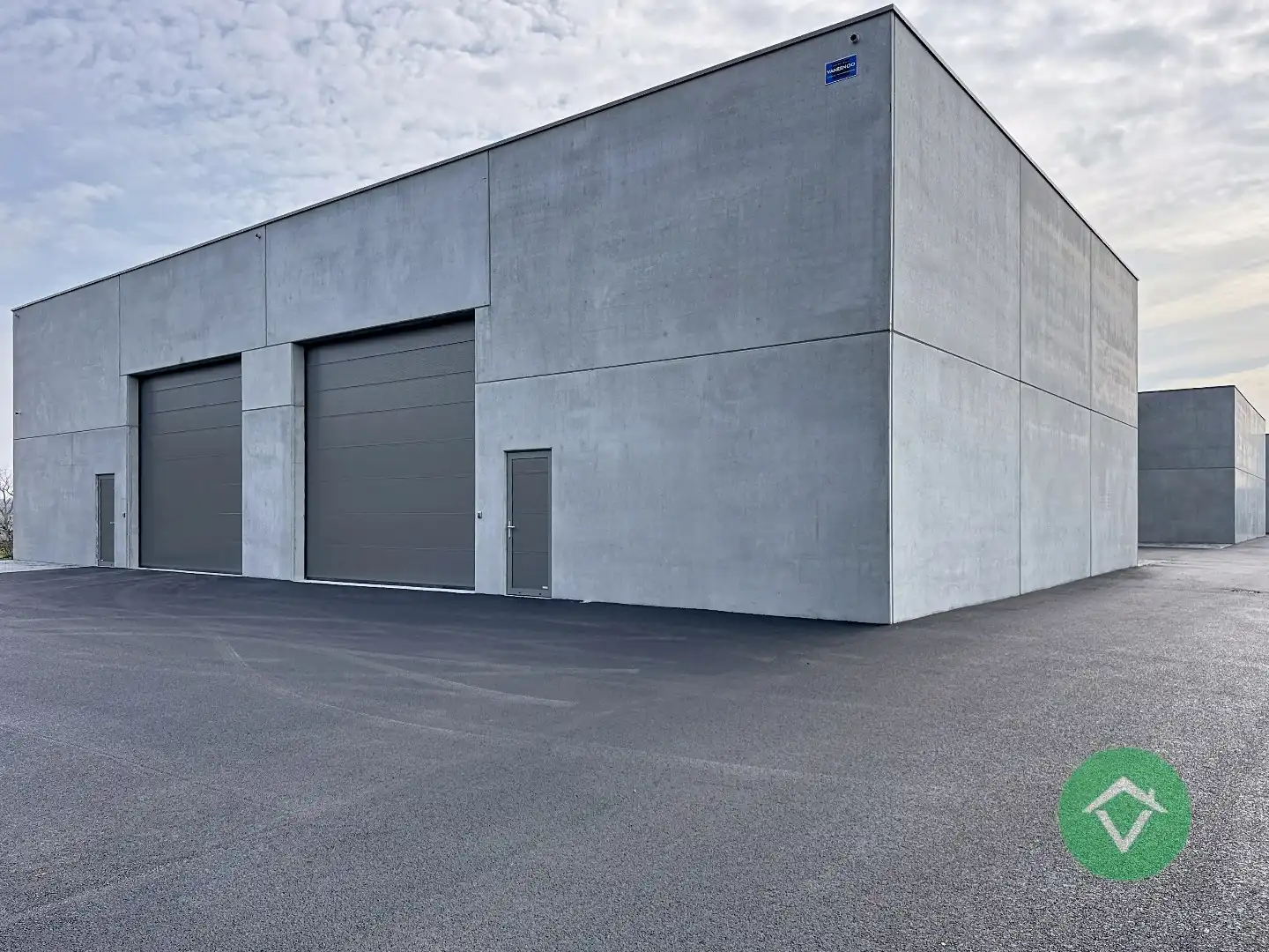 Nieuwbouw loods KMO-UNIT te koop – 192 m² met 2 parkeerplaatsen inbegrepen op de industriezone te Aartrijke foto {{pictureIndex}}