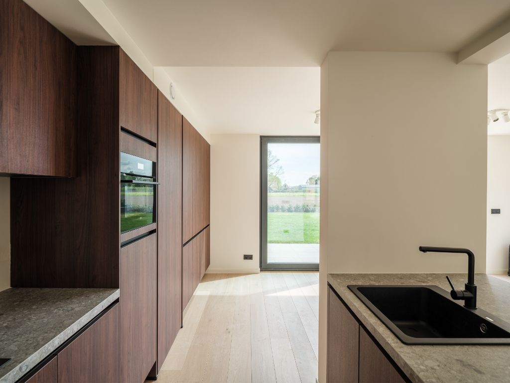 Hoogwaardig gerenoveerde gezinswoning met 4 slaapkamers en landelijke zichten – nabij station Hansbeke foto {{pictureIndex}}