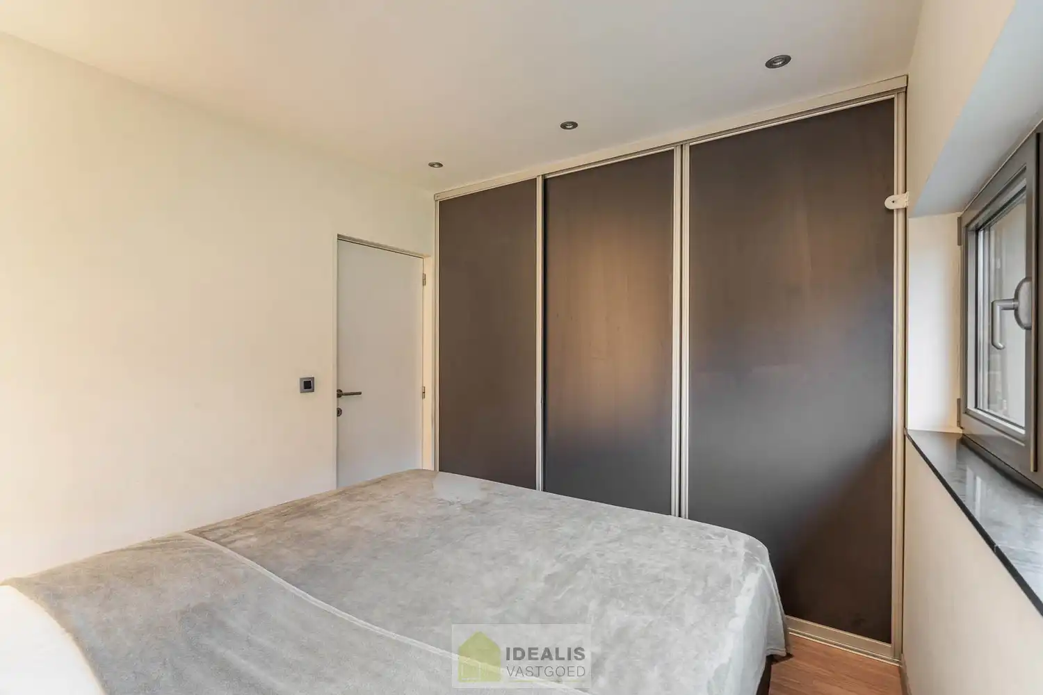 Idealis Vastgoed – Ruim op te frissen gelijkvloers appartement met 3 slaapkamers foto 24