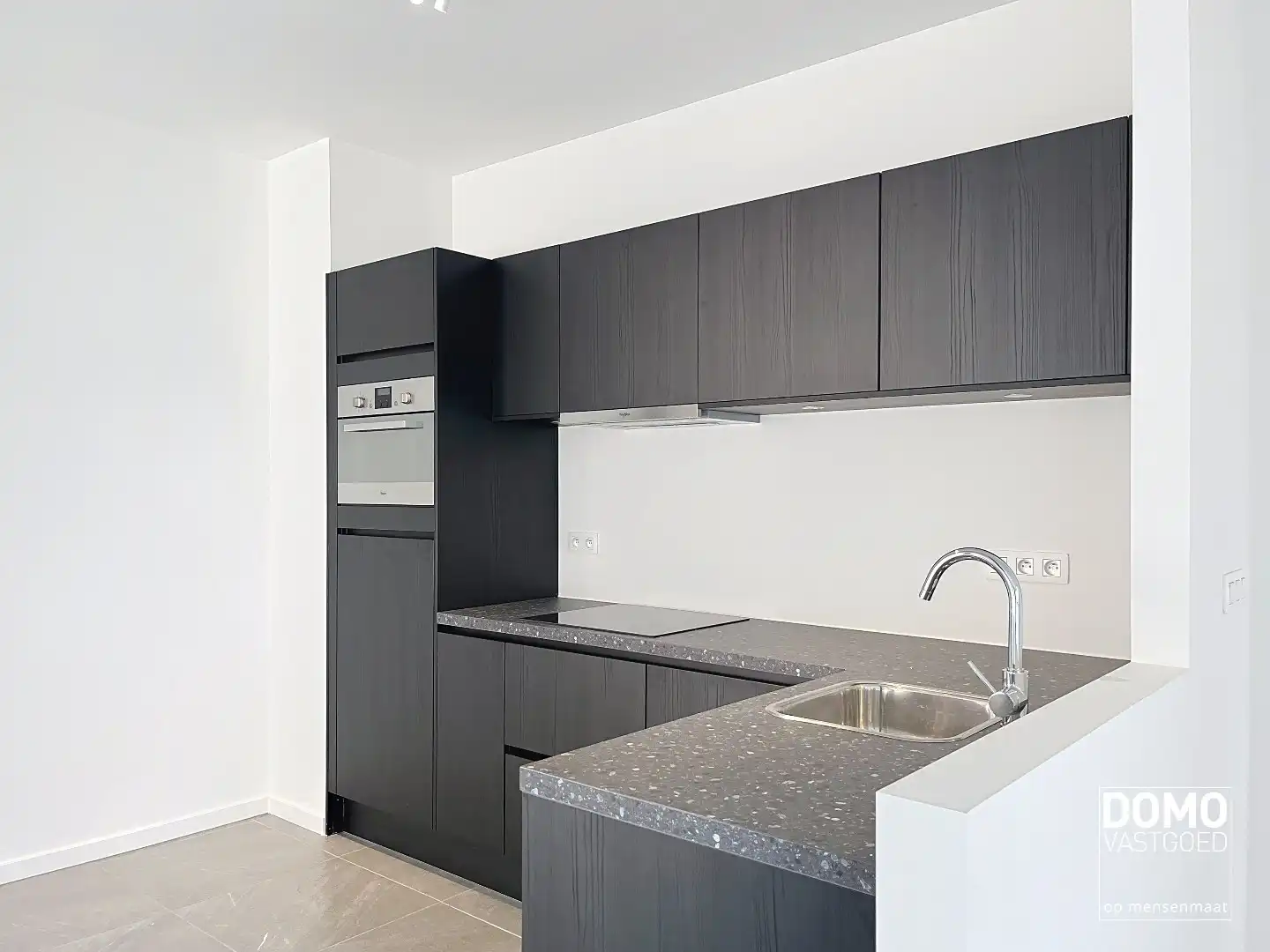 PRACHTIG APPARTEMENT MET ZONNIG TERRAS, 2 SLAAPKAMERS EN GARAGEBOX TE HUUR IN HET CENTRUM VAN HASSELT foto 5