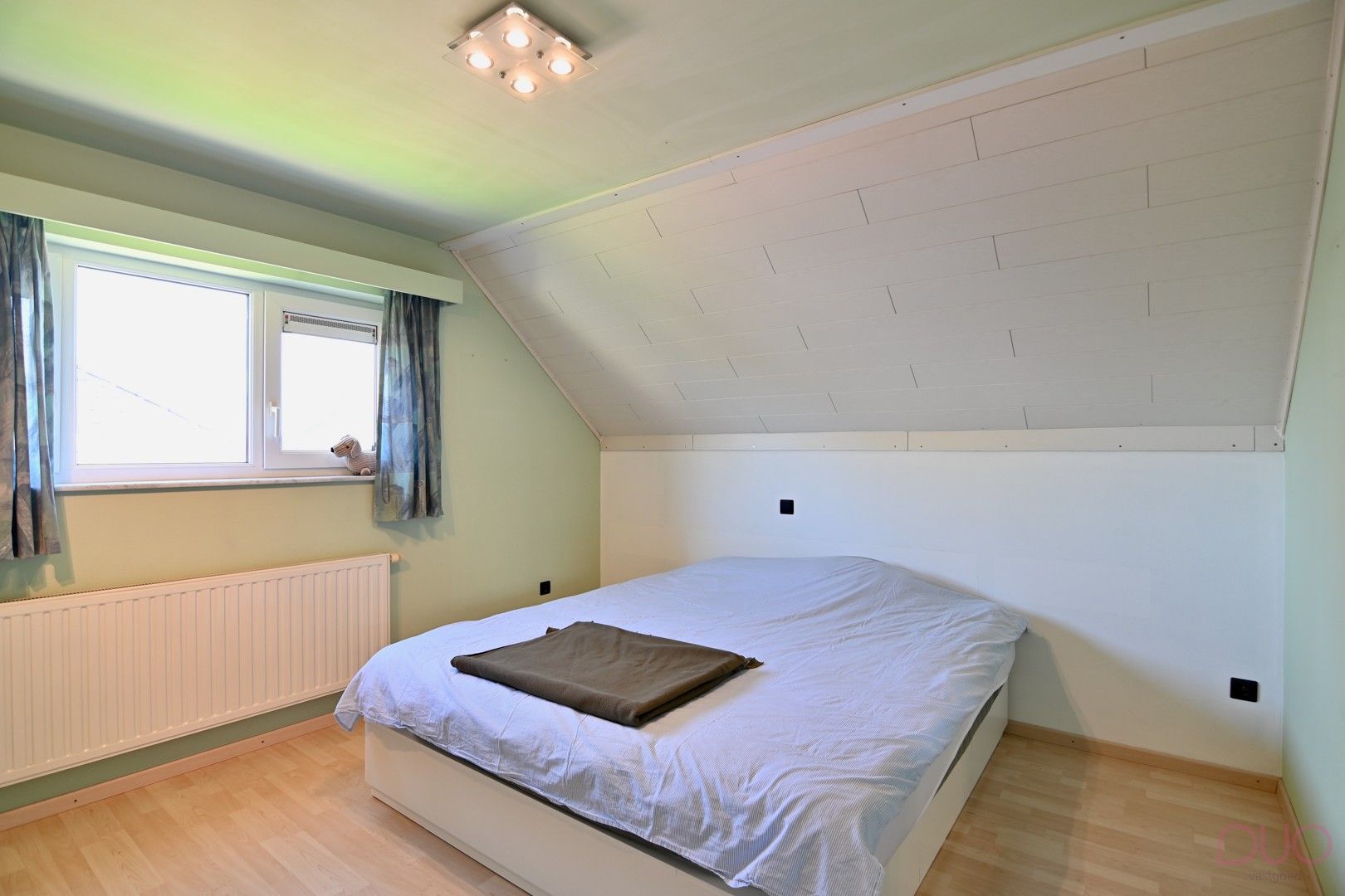 Rustig gelegen, instapklare halfopen bebouwing met 4 slaapkamers, vlakbij het centrum foto 11