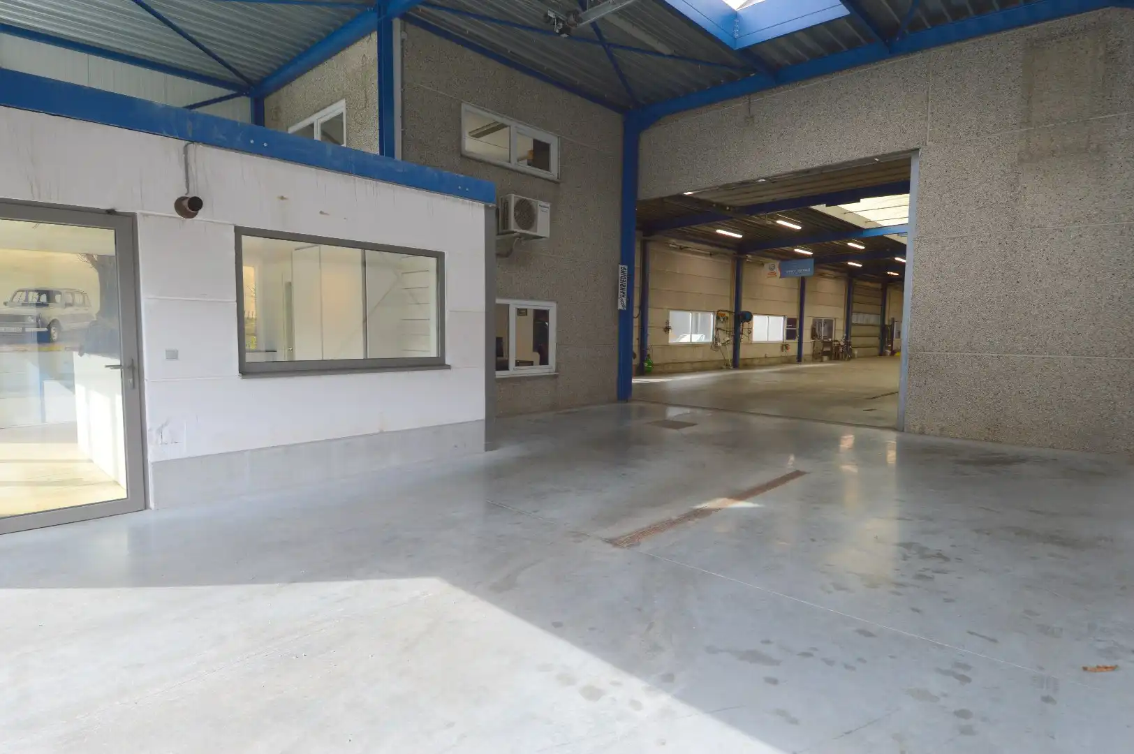Magazijn met bureaus te huur in Wevelgem foto 11