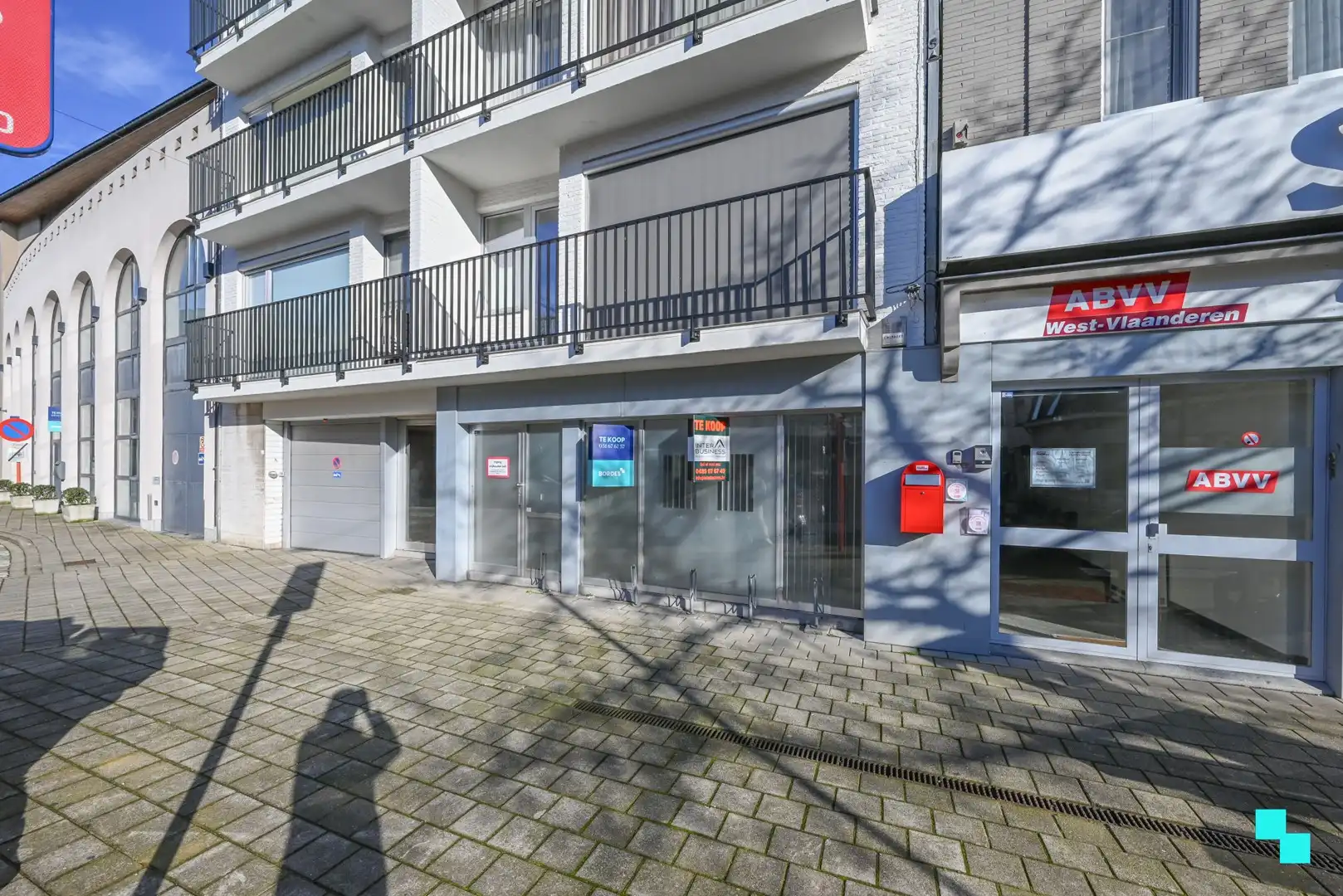 Commerciële ruimte van 114 m² met garagebox in centrum Izegem foto {{pictureIndex}}