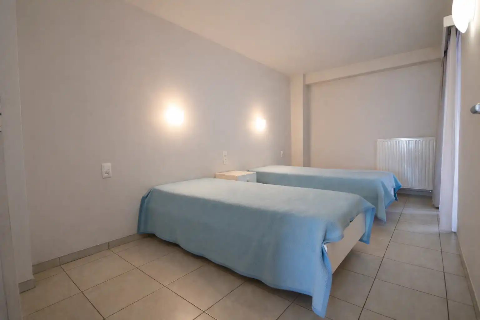 Bijzonder ruim (90 m²), hedendaags 2-slaapkamerappartement met prachtig frontaal zicht op zee. foto 8