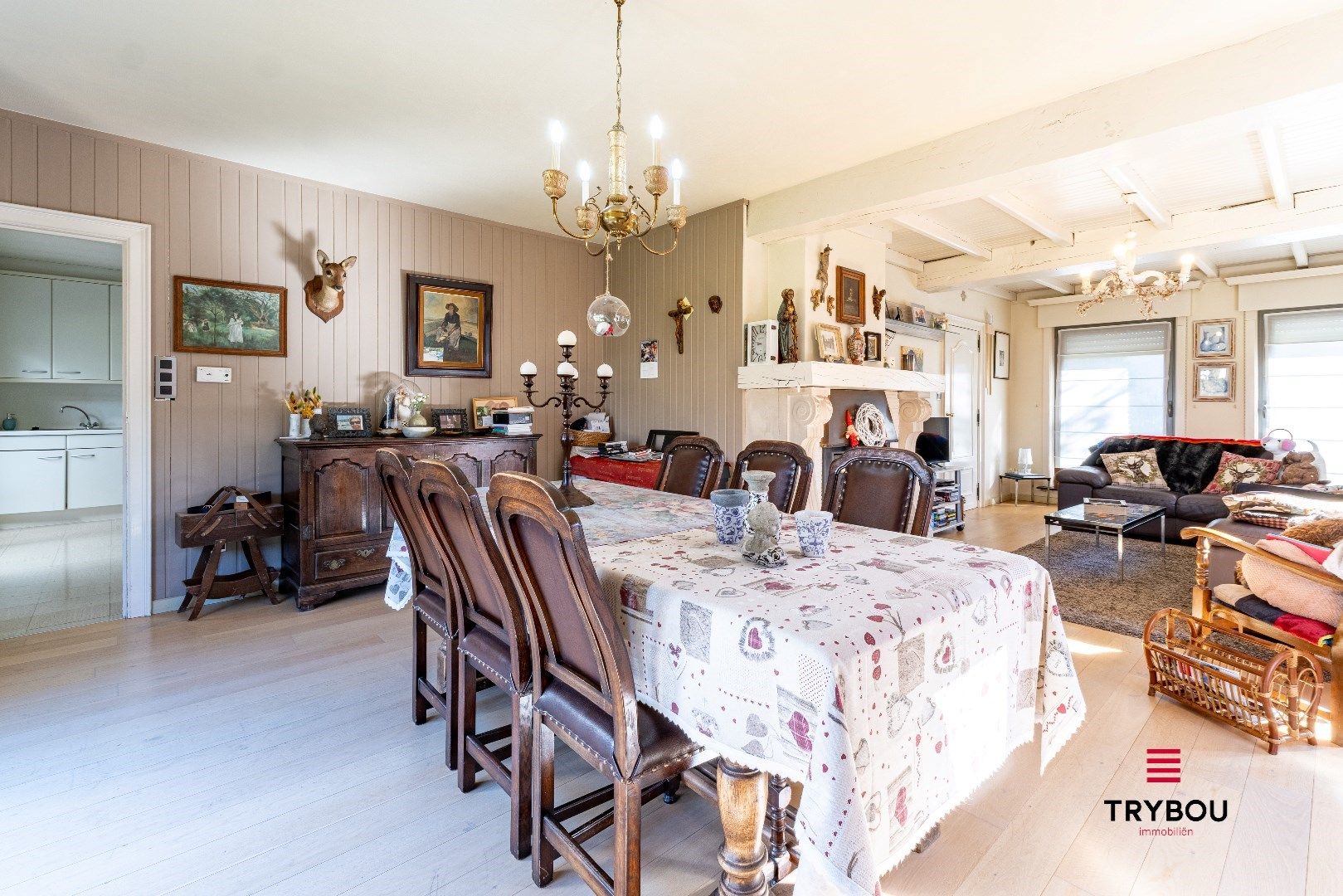 Ruime alleenstaande woning met inpandige garage, magazijn en aangelegde tuin op 1149m² foto 6
