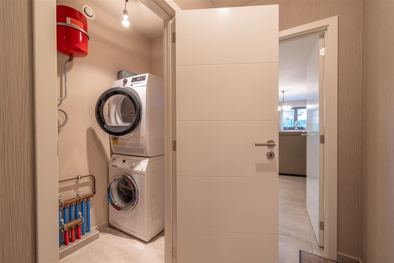 Gelijkvloers tweeslaapkamer appartement met terras en staanplaats in centrum  foto 11