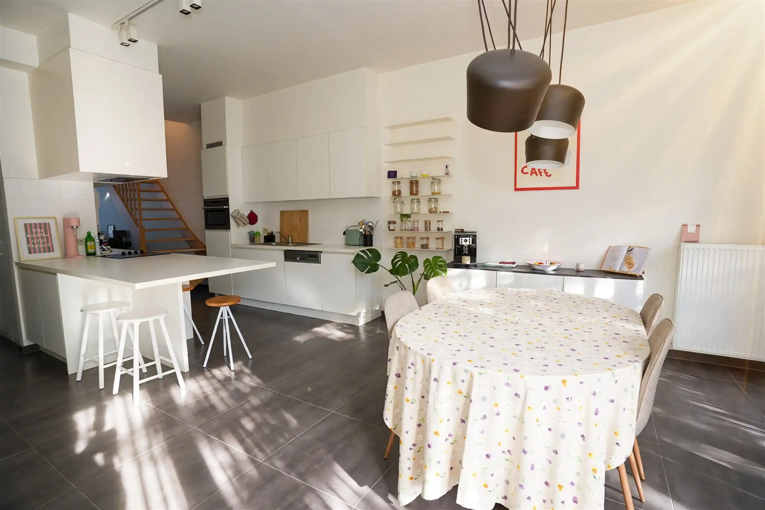 Jonge woning met 2 overrdekte staanplaatsen en kleine tuin foto 2