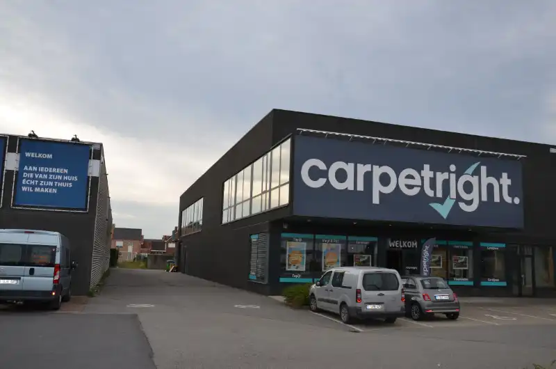 Te huur :  Roeselare Bruggesteenweg baanwinkel 665 m², hoekpand met grote inrijpoort foto {{pictureIndex}}