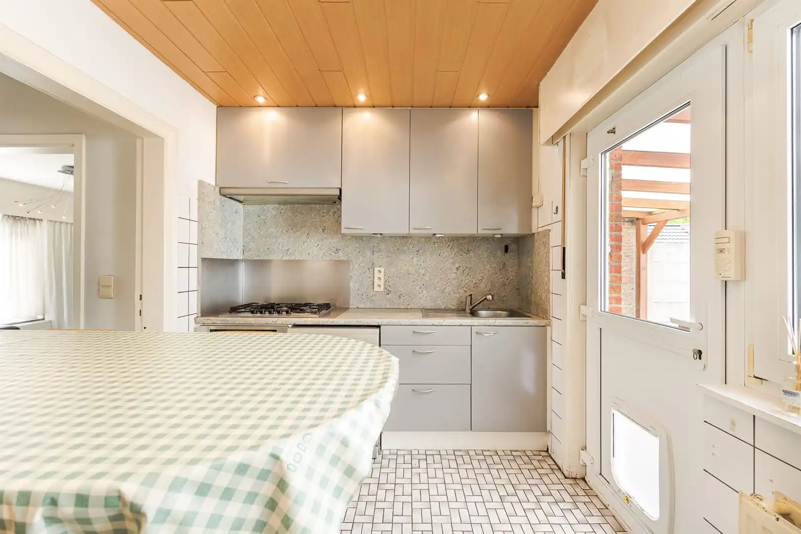 Ruime, lichte woning met garage & oprit op centrale ligging foto 9