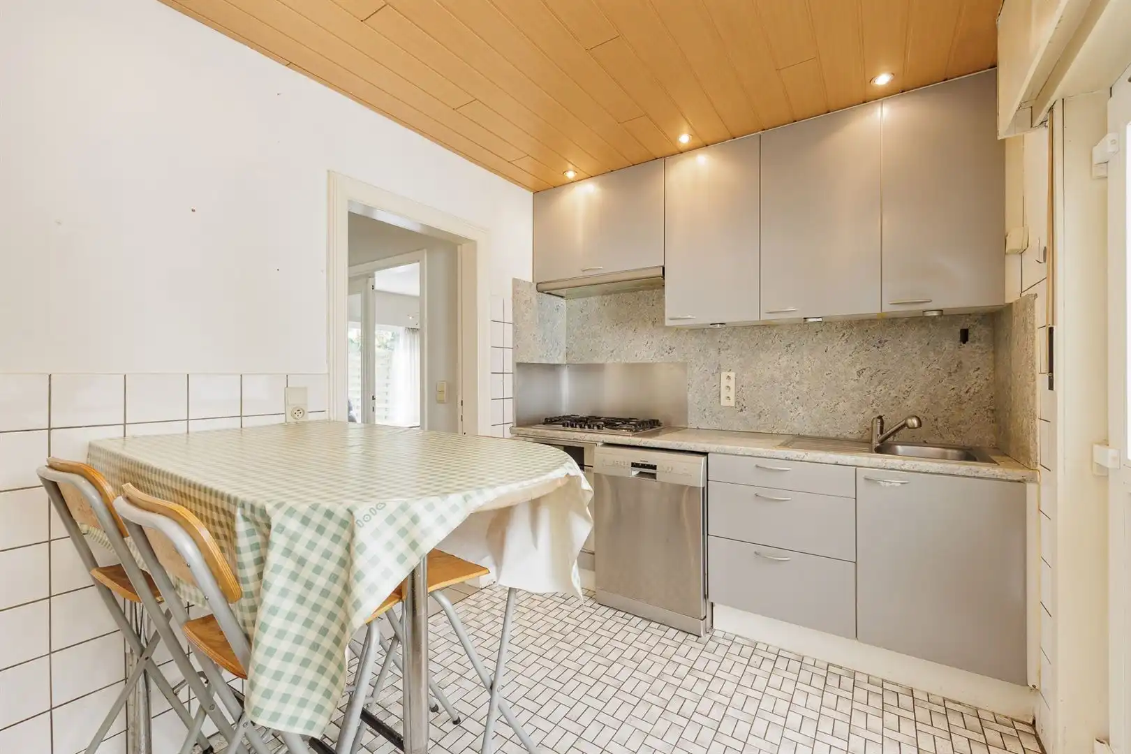 Ruime, lichte woning met garage & oprit op centrale ligging foto 9
