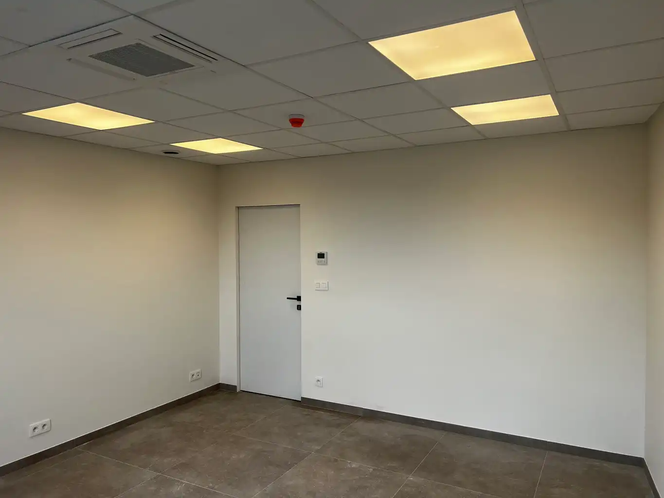 Kantoor met polyvalente ruimte, 4 burelen, vergaderzaal foto 11
