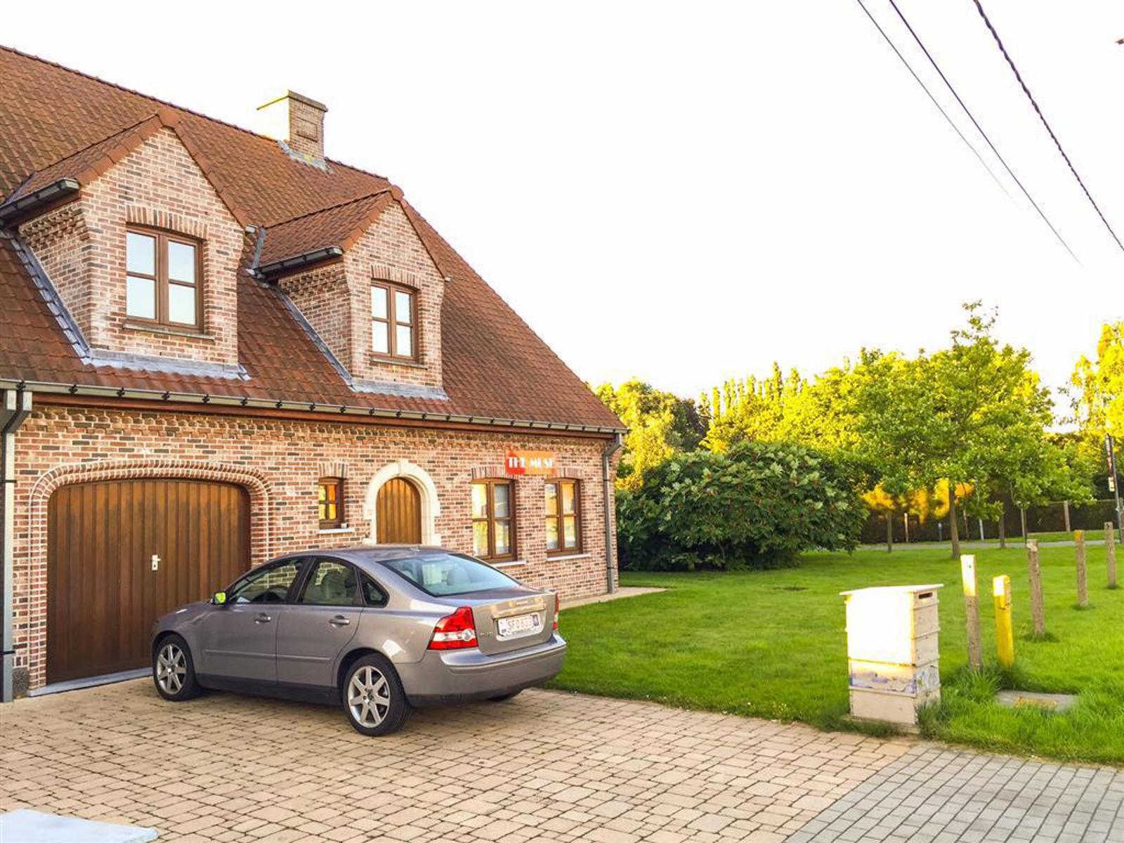 Halfopen bebouwing met 4 slaapkamers, garage en tuin foto {{pictureIndex}}