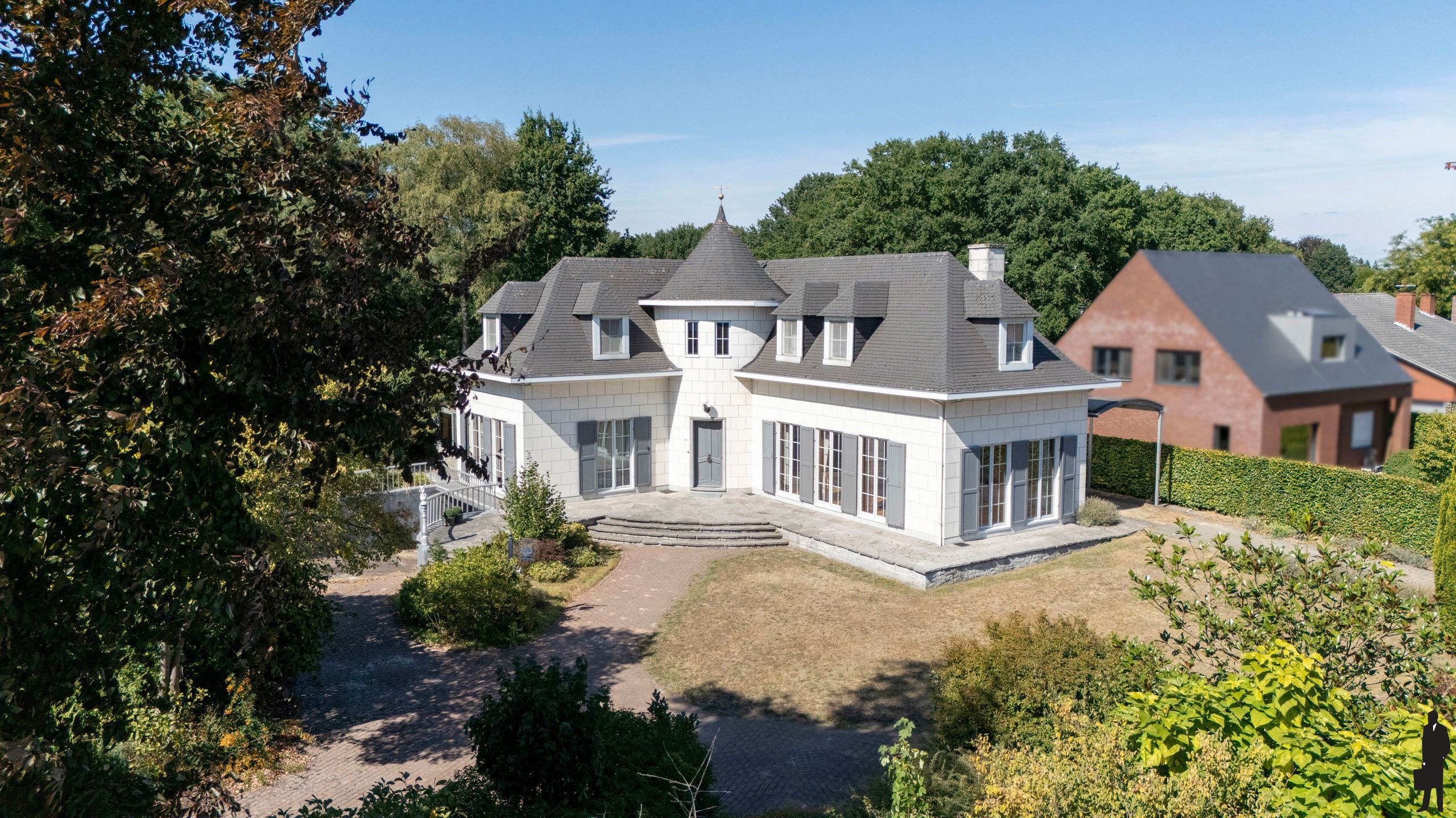 Hoofdfoto van de publicatie: Uitzonderlijk gelegen villa nabij groen op grond van 2.785m²