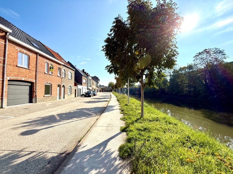 Prachtige vernieuwbouwwoning aan het water in hartje Deinze foto 2