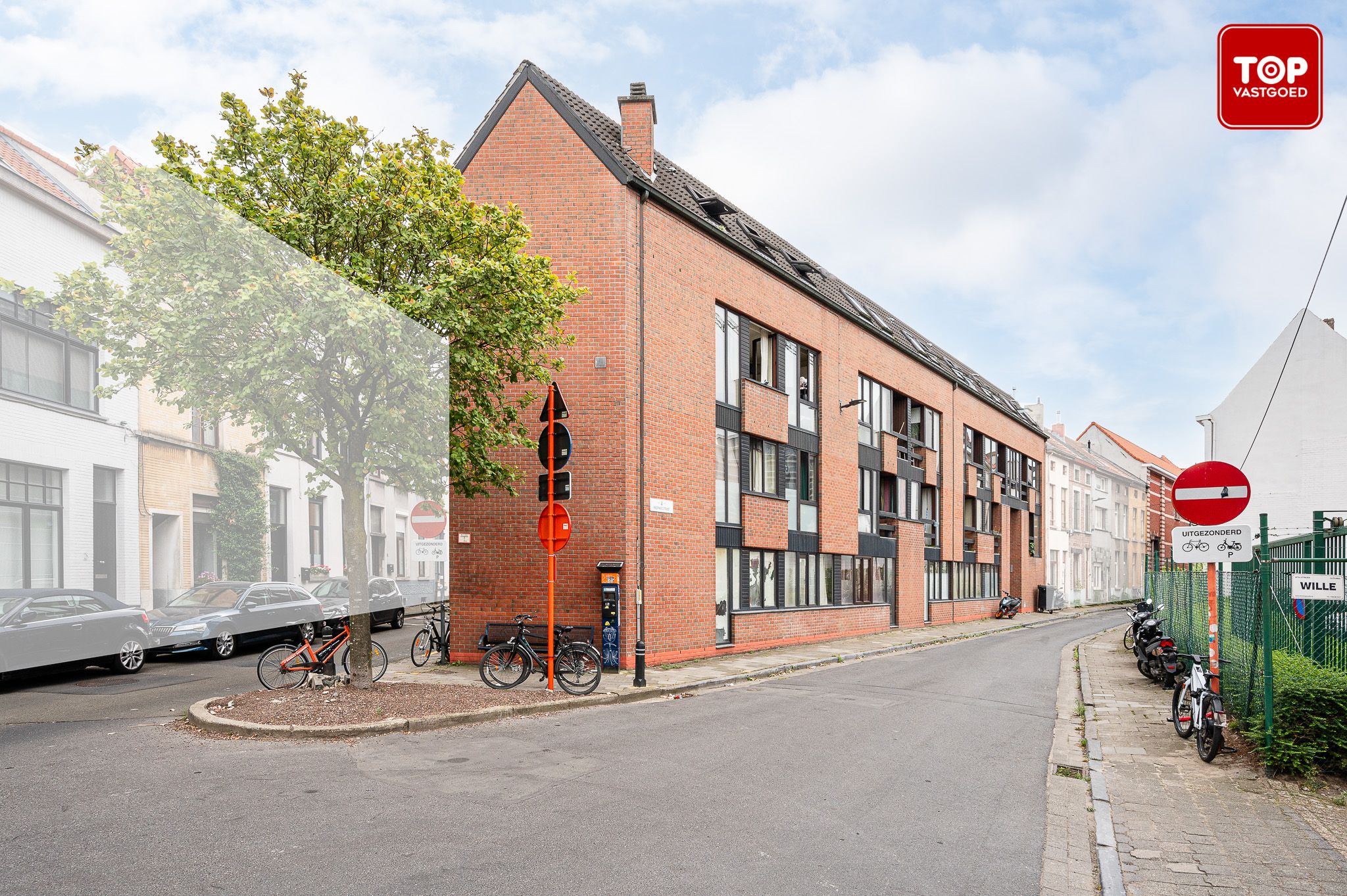 OPBRENGSTEIGENDOM: 11 studio's op TOP ligging.  foto {{pictureIndex}}