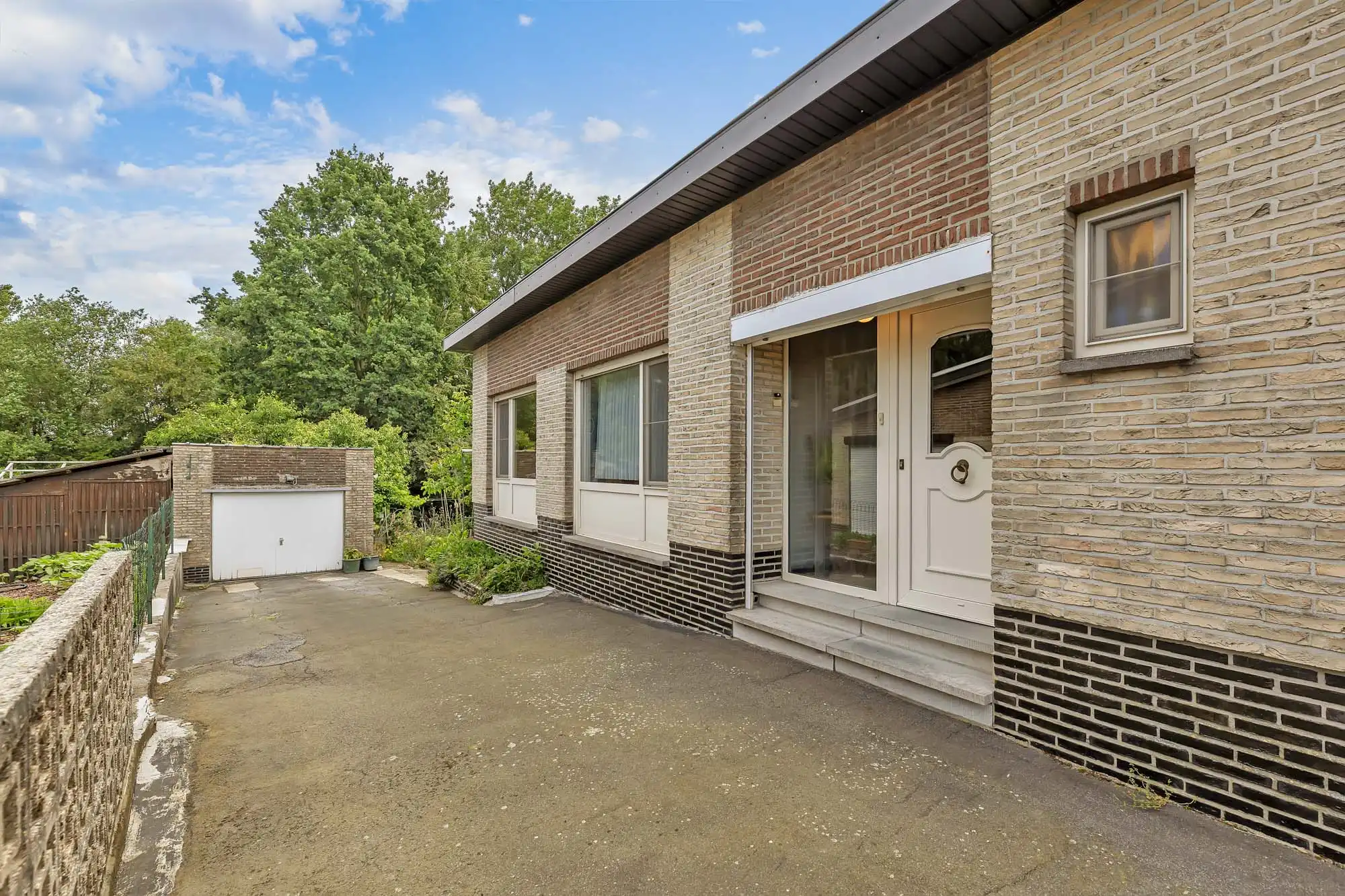 Ruime bungalow met uitzonderlijk potentieel op toplocatie foto 2