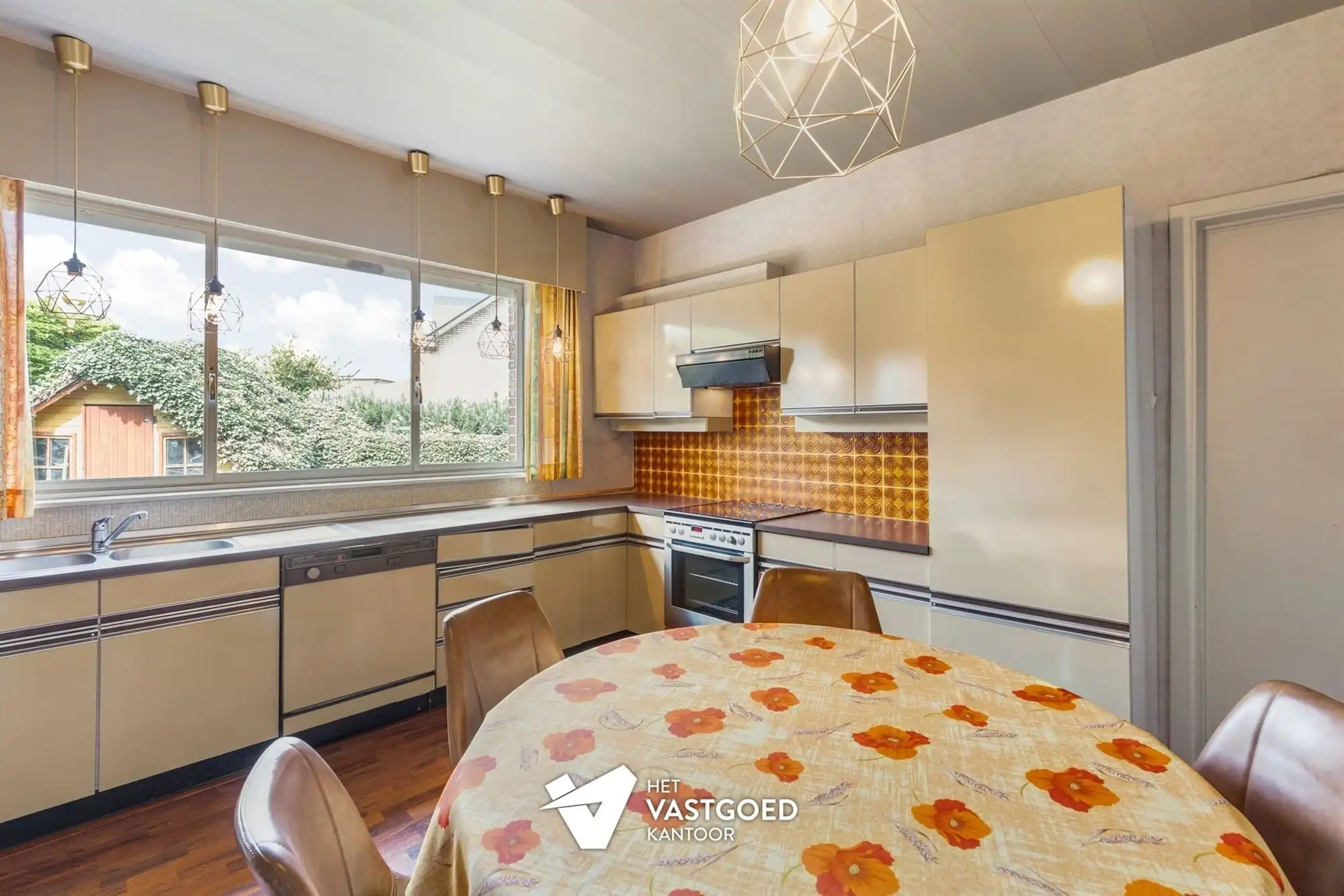 STATIGE WONING MET RENOVATIEMOGELIJKHEDEN MET 4 SLAAPKAMERS EN KNUSSE TUIN TE TESSENDERLO CENTRUM foto 9