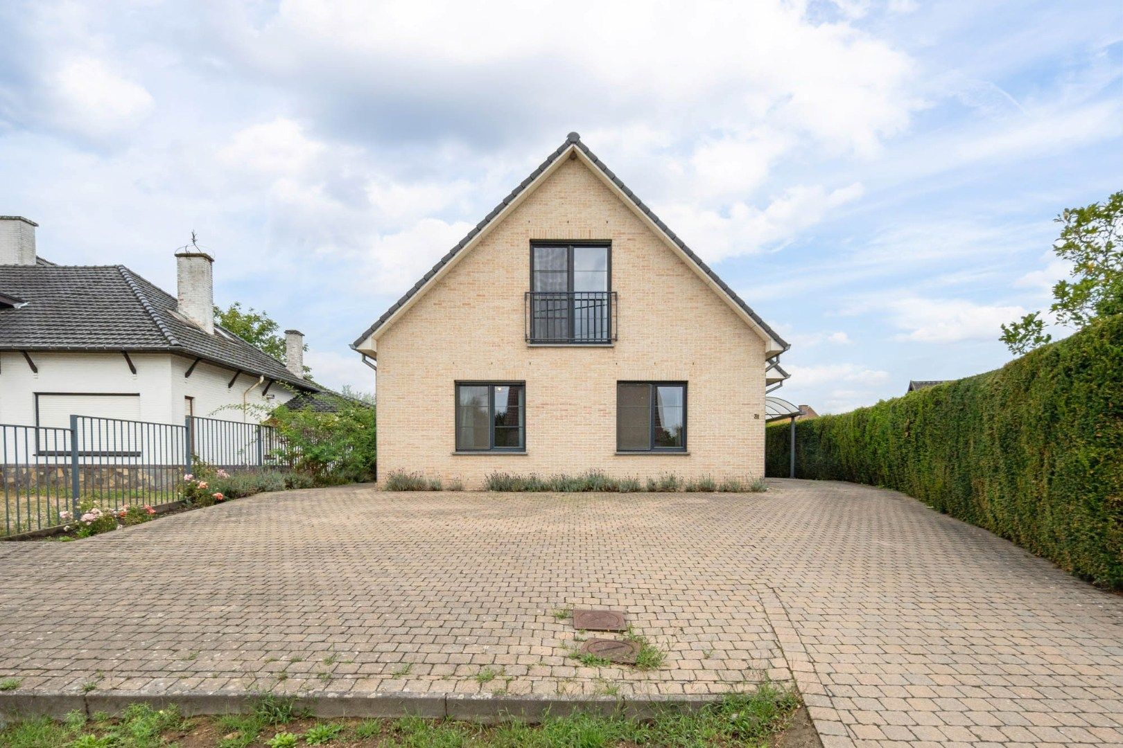 Stijlvolle, hoogwaardig afgewerkt en zeer ruime gezinswoning op een perceel van 8a65ca! foto 3