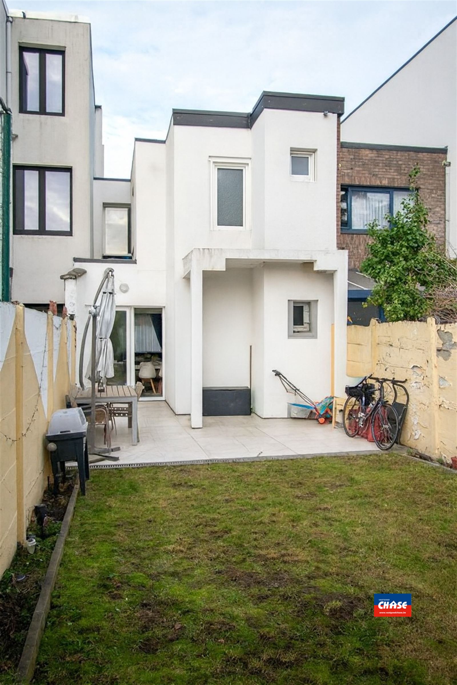 Knap gerenoveerde gezinswoning met 3 slaapkamers en tuin foto 12