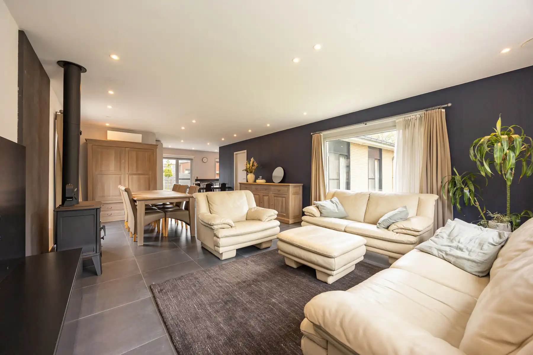 Laagbouwwoning met 3 slaapkamers, garage en carport op een rustige locatie in Merksplas.  foto 3