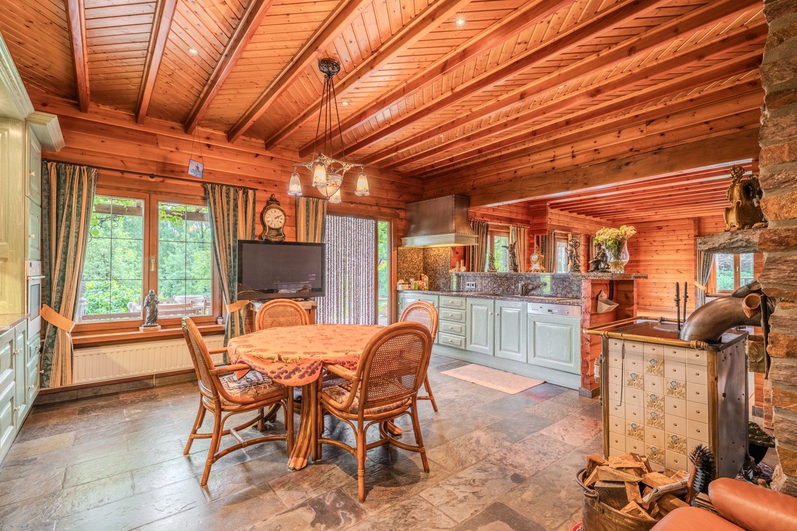 Ruime villa met mooie tuin foto 13