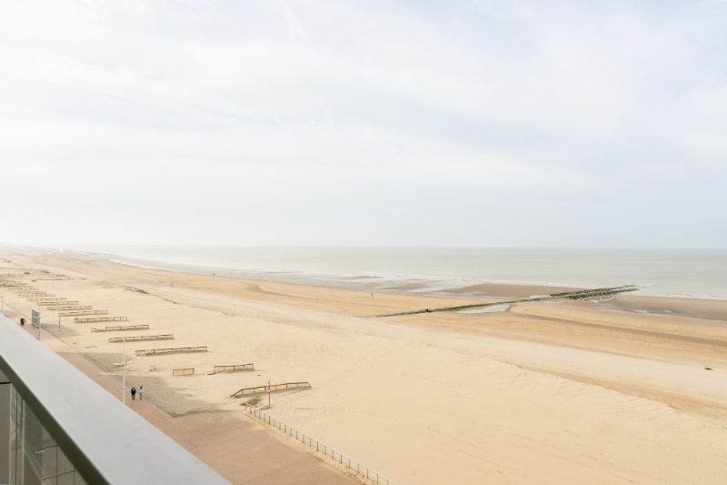 Exclusief appartement met frontaal zeezicht op de Zeedijk in Koksijde. foto 8