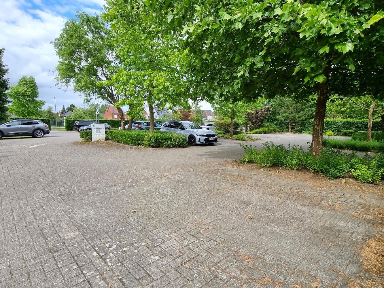 Kantoorgebouw met magazijnruimte, bruto vloeropp 2.916m² op een totaal perceel gelegen van 94a33ca. foto 5