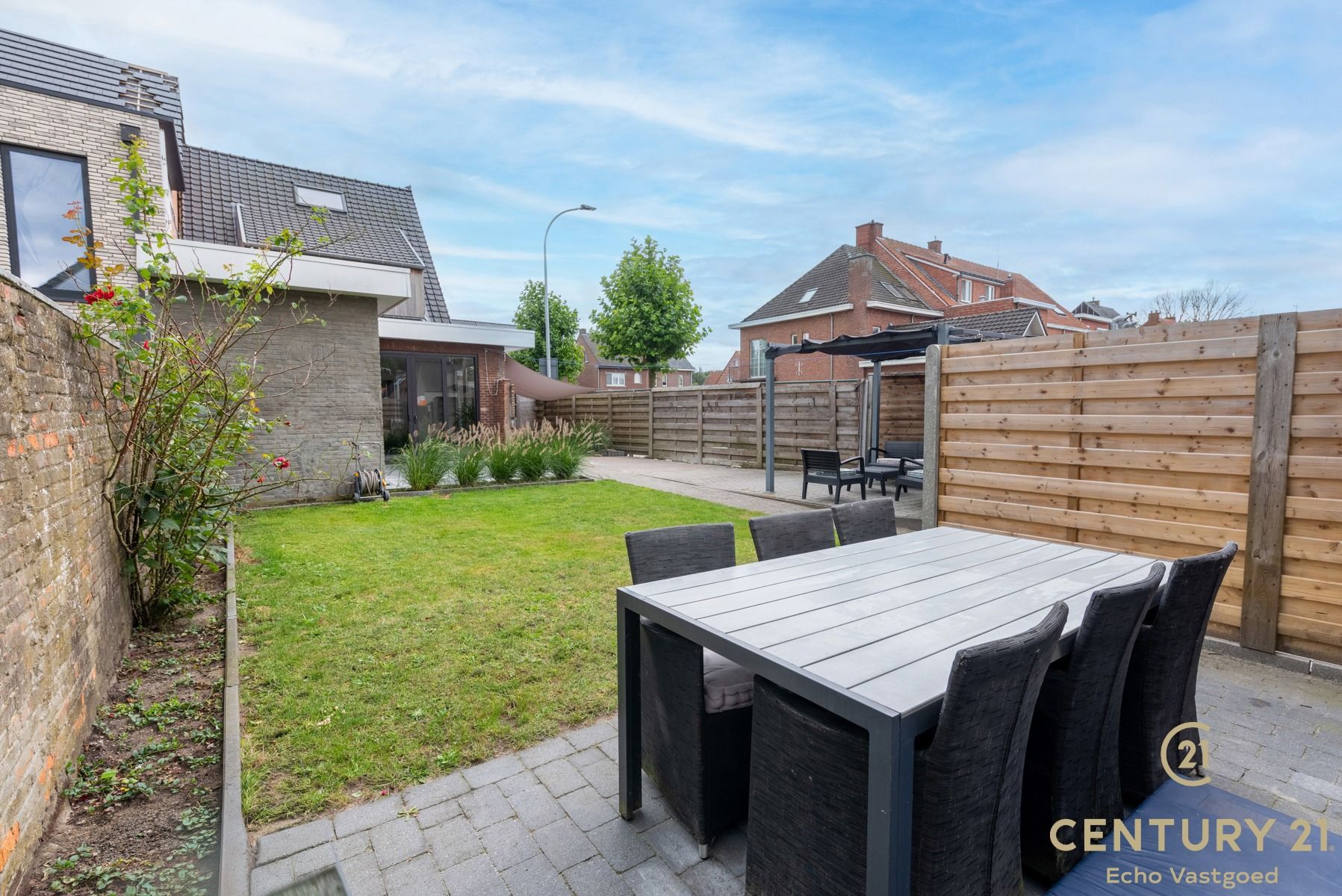 Ruime gerenoveerde hoekwoning met tuin, terras én parking! foto 24