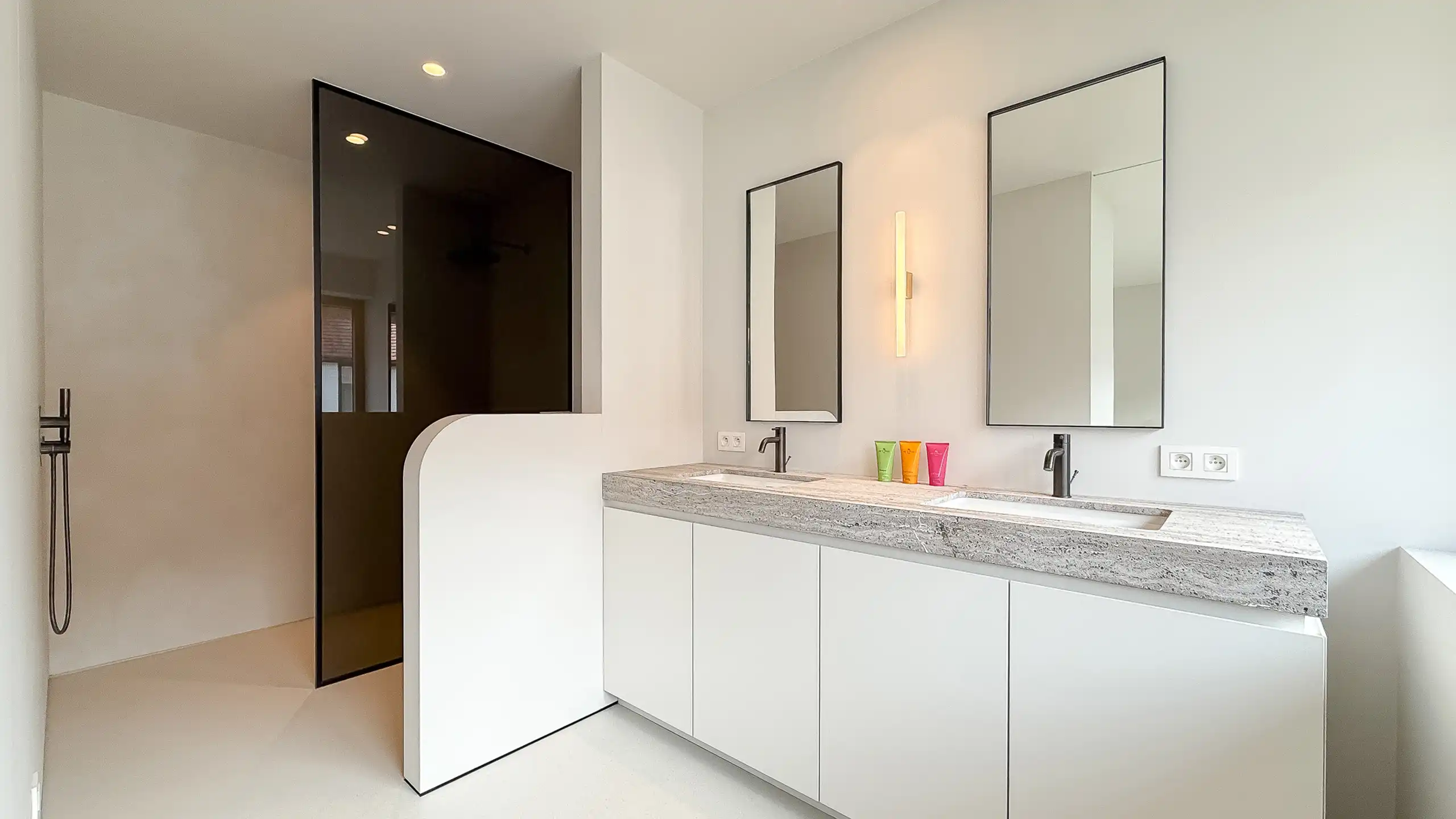 Nieuwbouwvilla met zonovergoten tuin en zwembad -Duinenwater foto 26