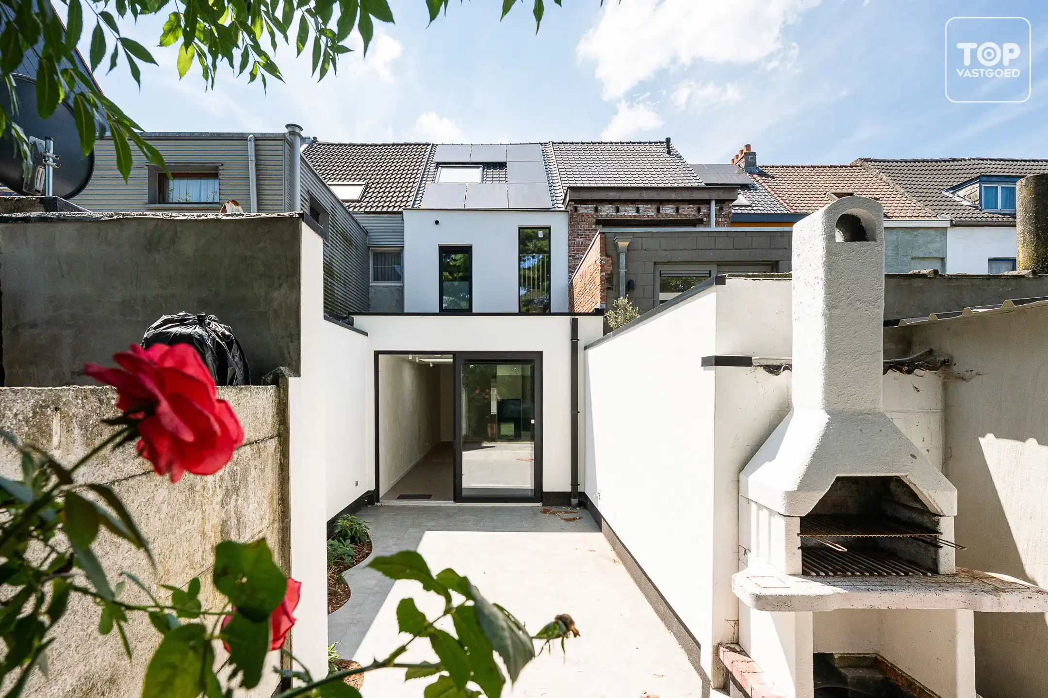 Totaal gerenoveerde woning (EPC A+) met 3 slaapkamers en tuin.  foto {{pictureIndex}}