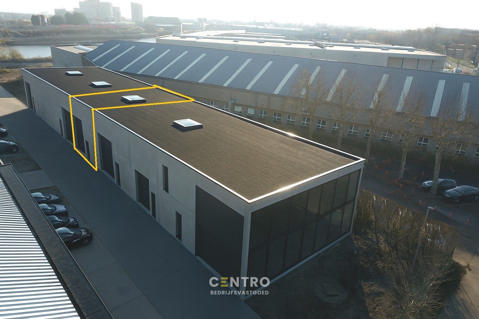 NB OPSLAGRUIMTE (158m²), met hoge sectionaalpoort en private parkeerplaats voor de deur. Op industriezone "Herdersbrug" te 8000 Brugge. foto 3