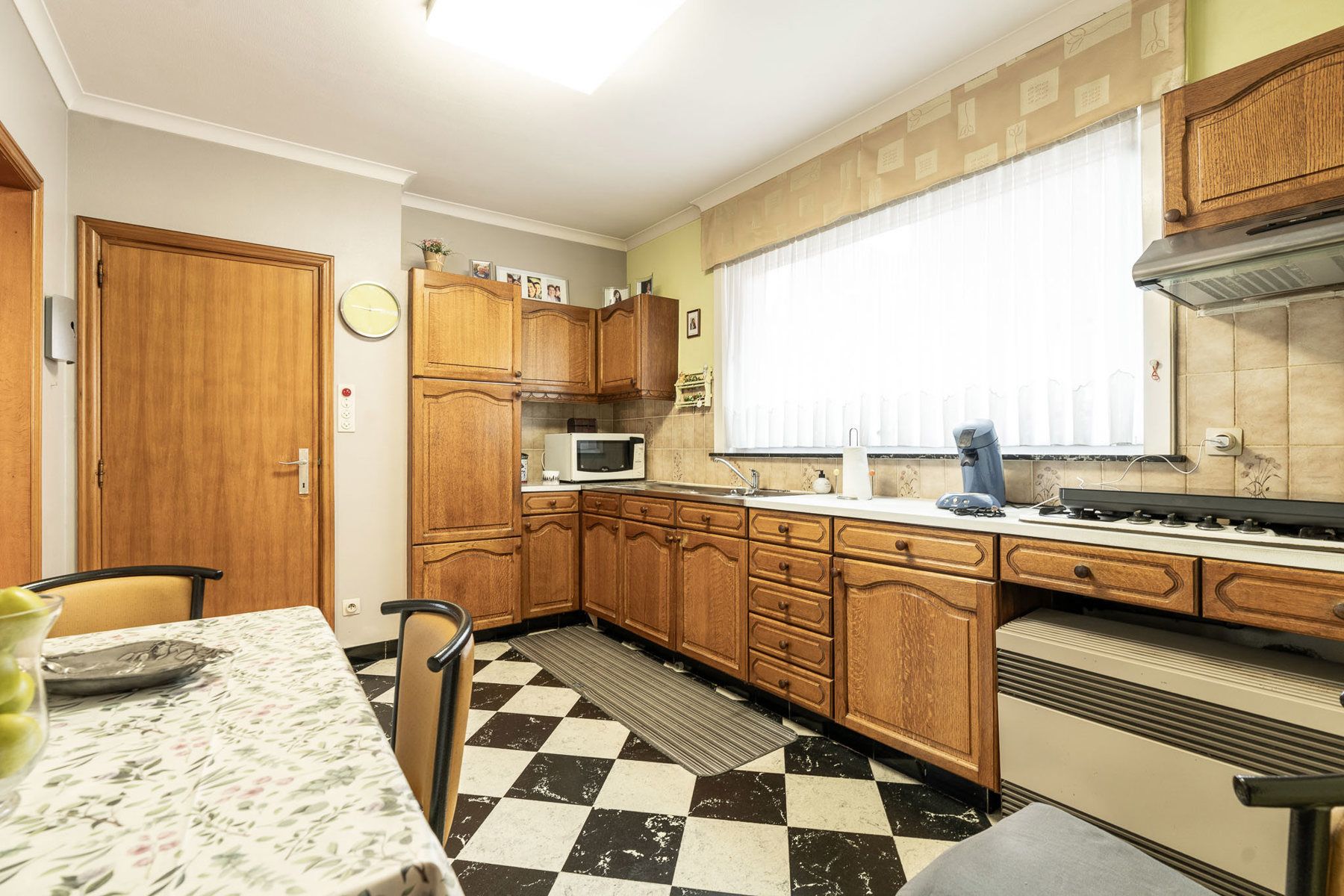 Halfopen gezinswoning met licht, structuur en potentieel foto 13