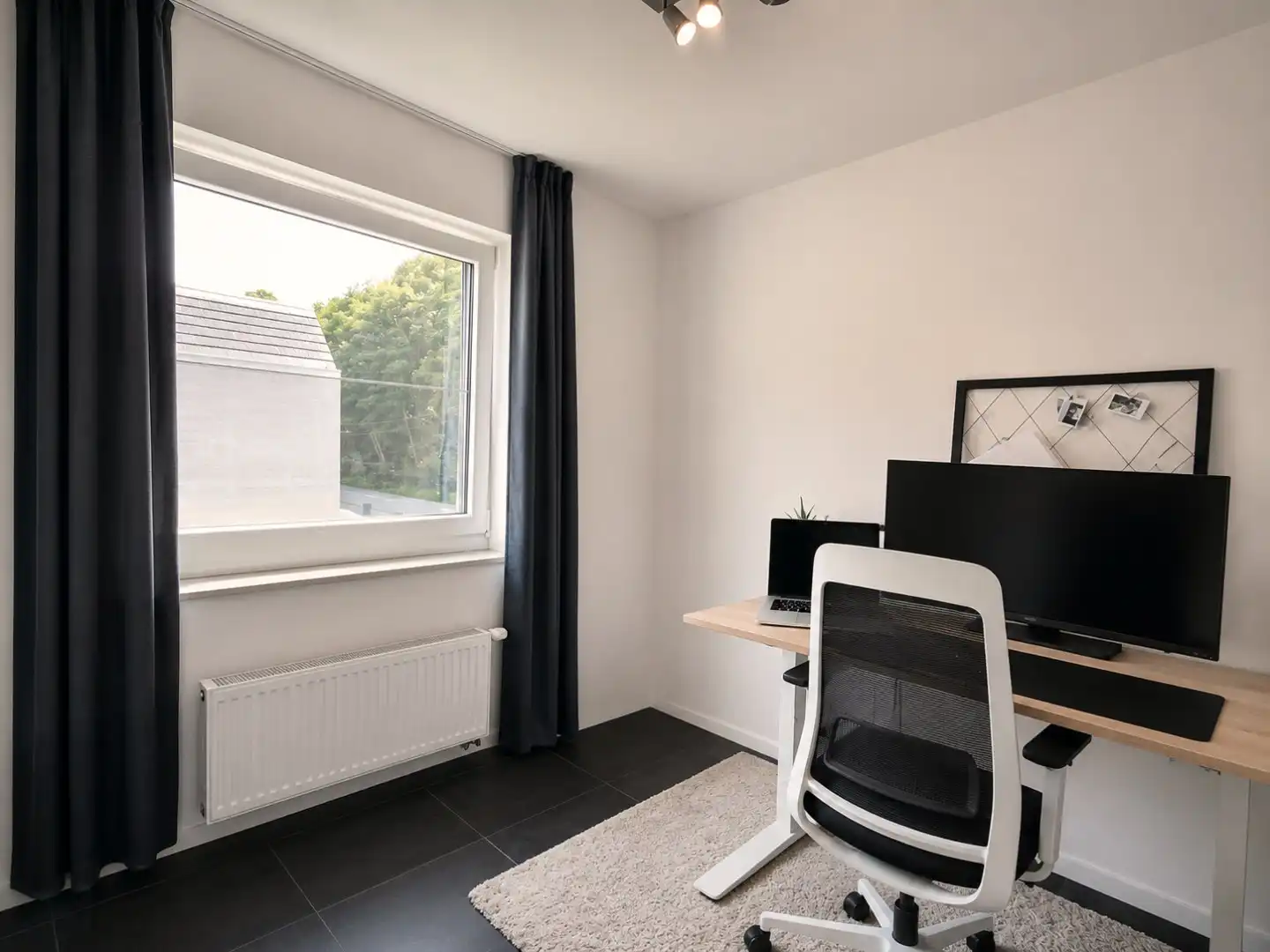 ZEER ENERGIEZUINIGE HOB IN CENTRUM LOTENHULLE MET 3 SLPKS, DUBBELE CARPORT & TUIN foto 8