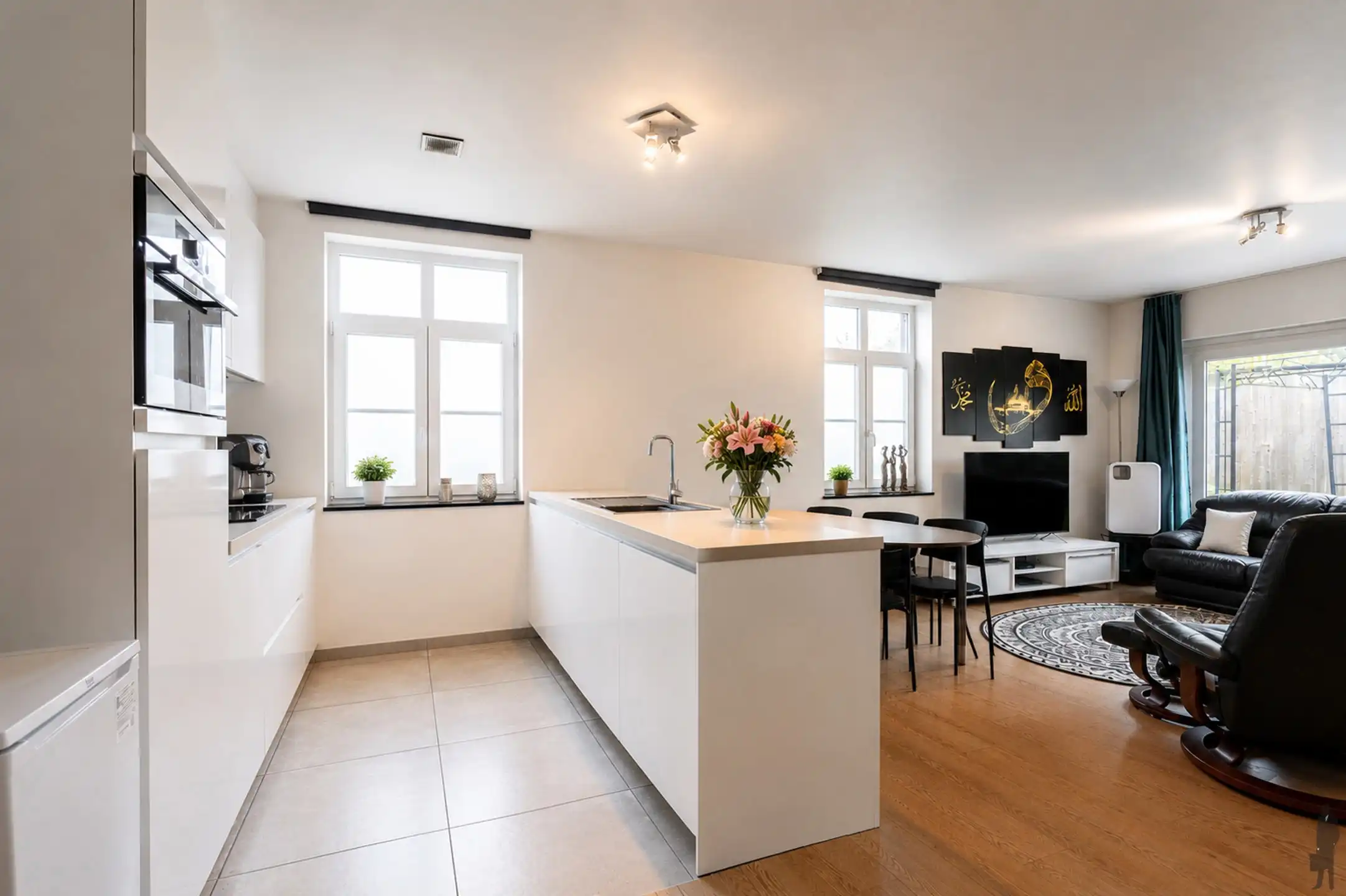 Mooi gelijkvloers appartement MET TUIN en 2 staanplaatsen. foto 8